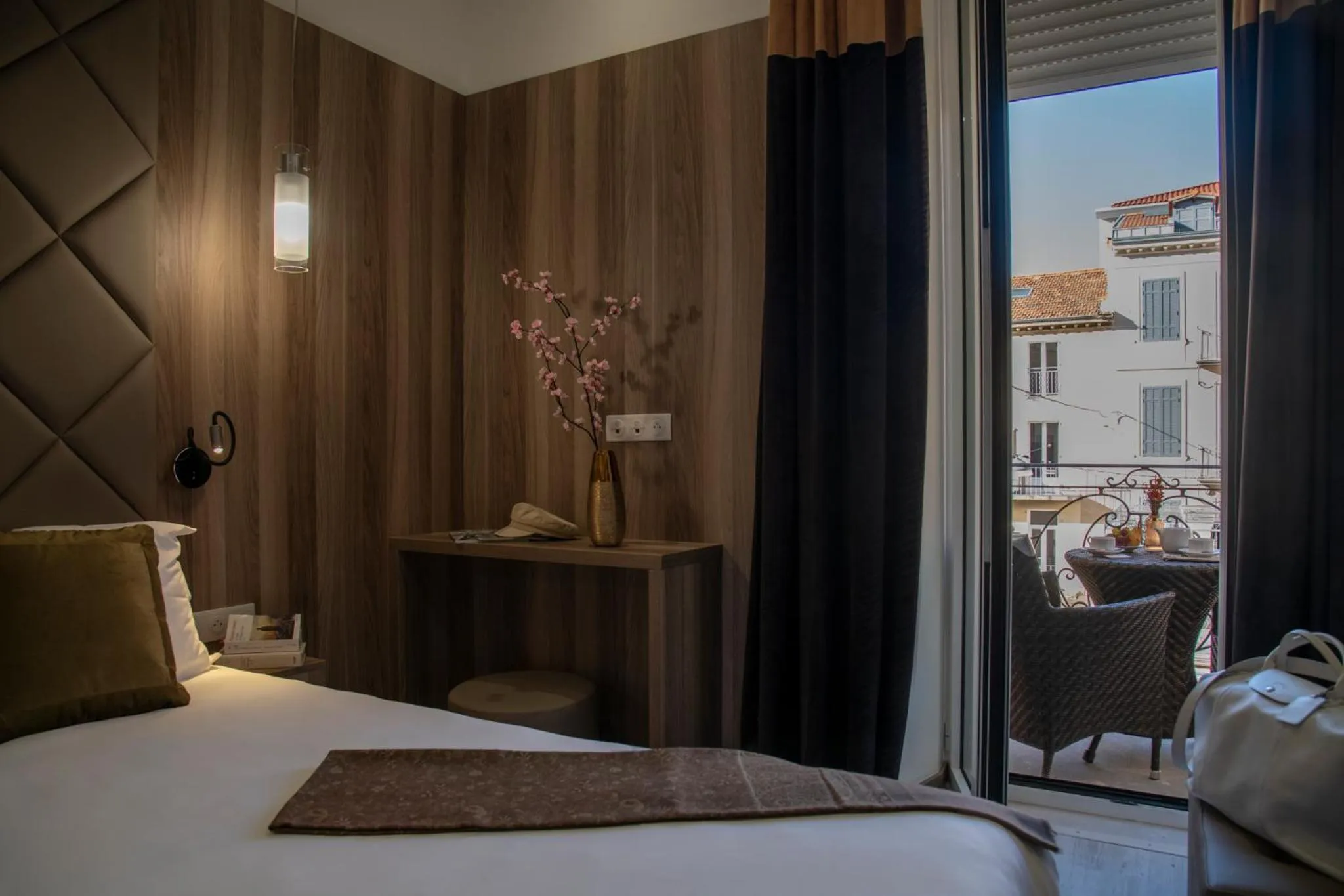 City view, Bed in GOLDEN TULIP CANNES HOTEL de PARIS