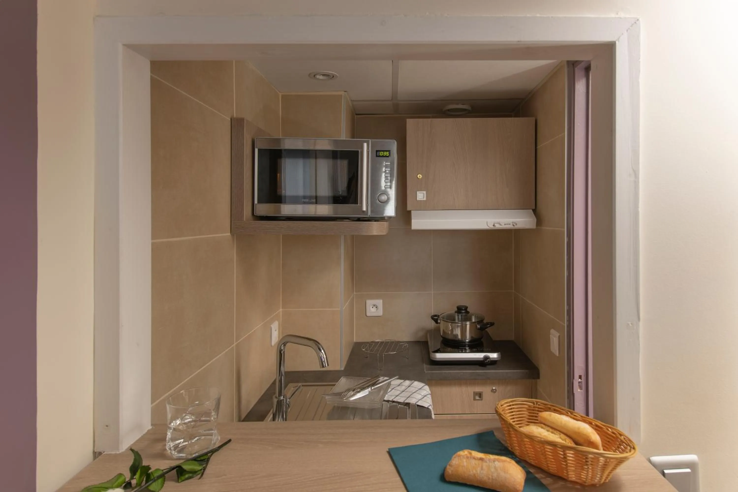 Kitchen or kitchenette in Hôtel Arles Plaza