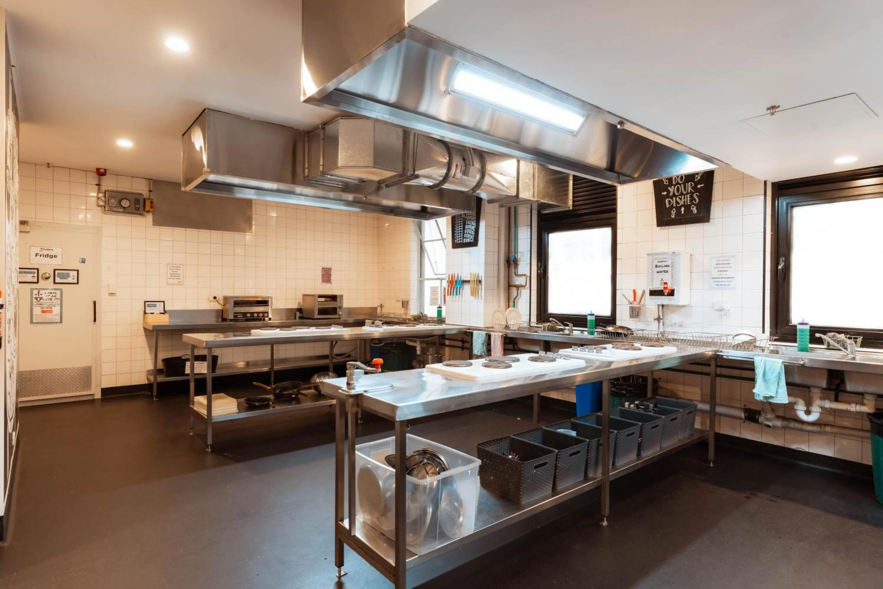 Communal kitchen in Flinders Backpackers