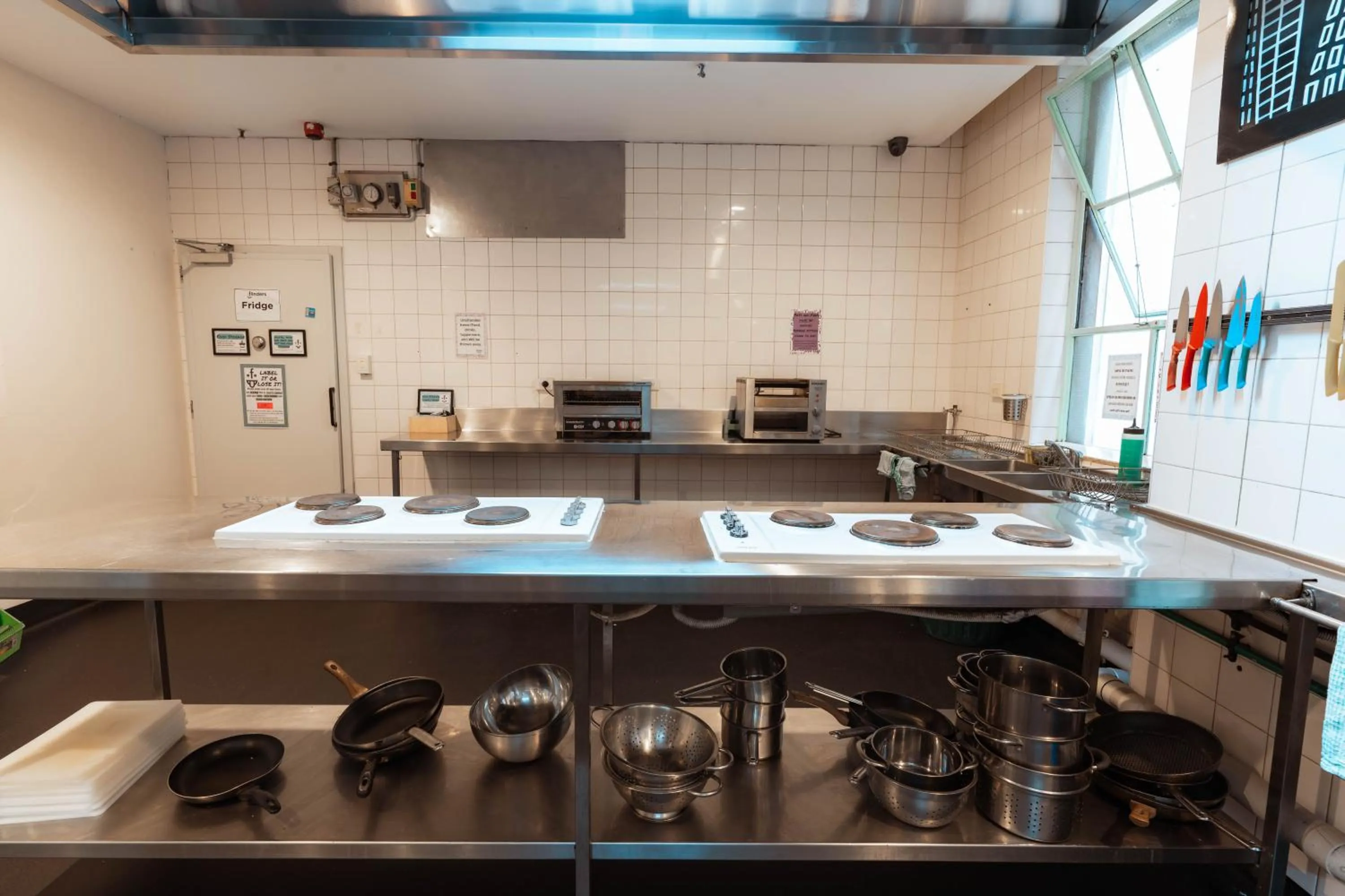 Communal kitchen in Flinders Backpackers