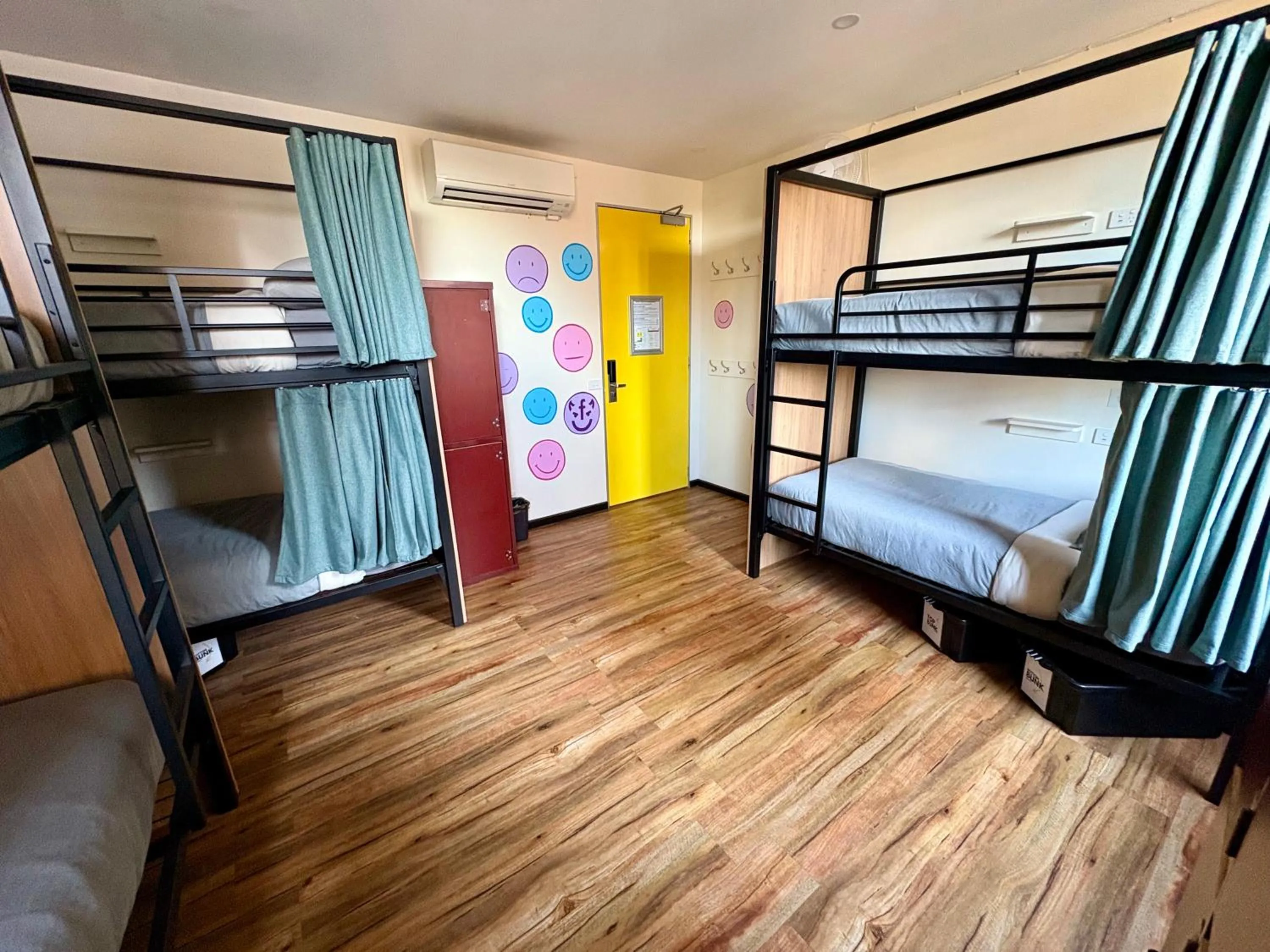 Photo of the whole room, Bed in Flinders Backpackers