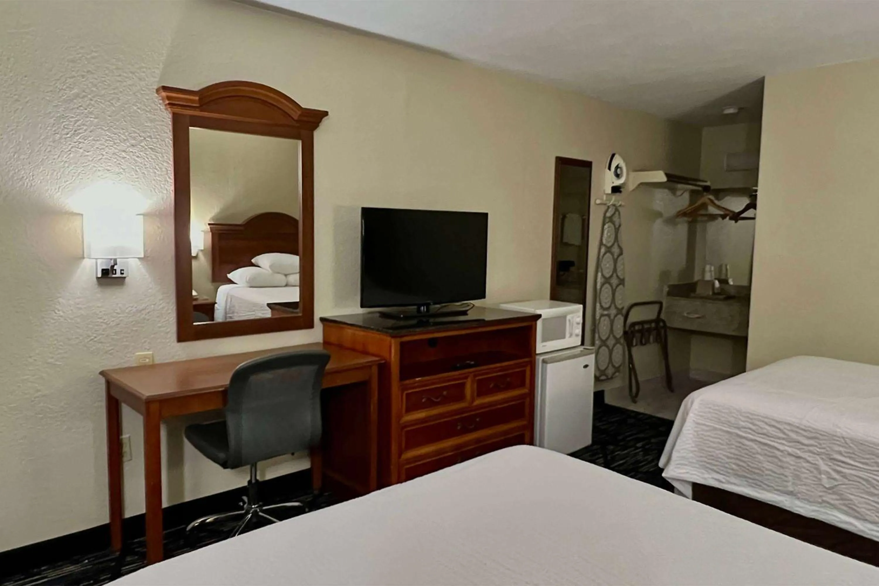 Photo of the whole room in Baymont by Wyndham Troy