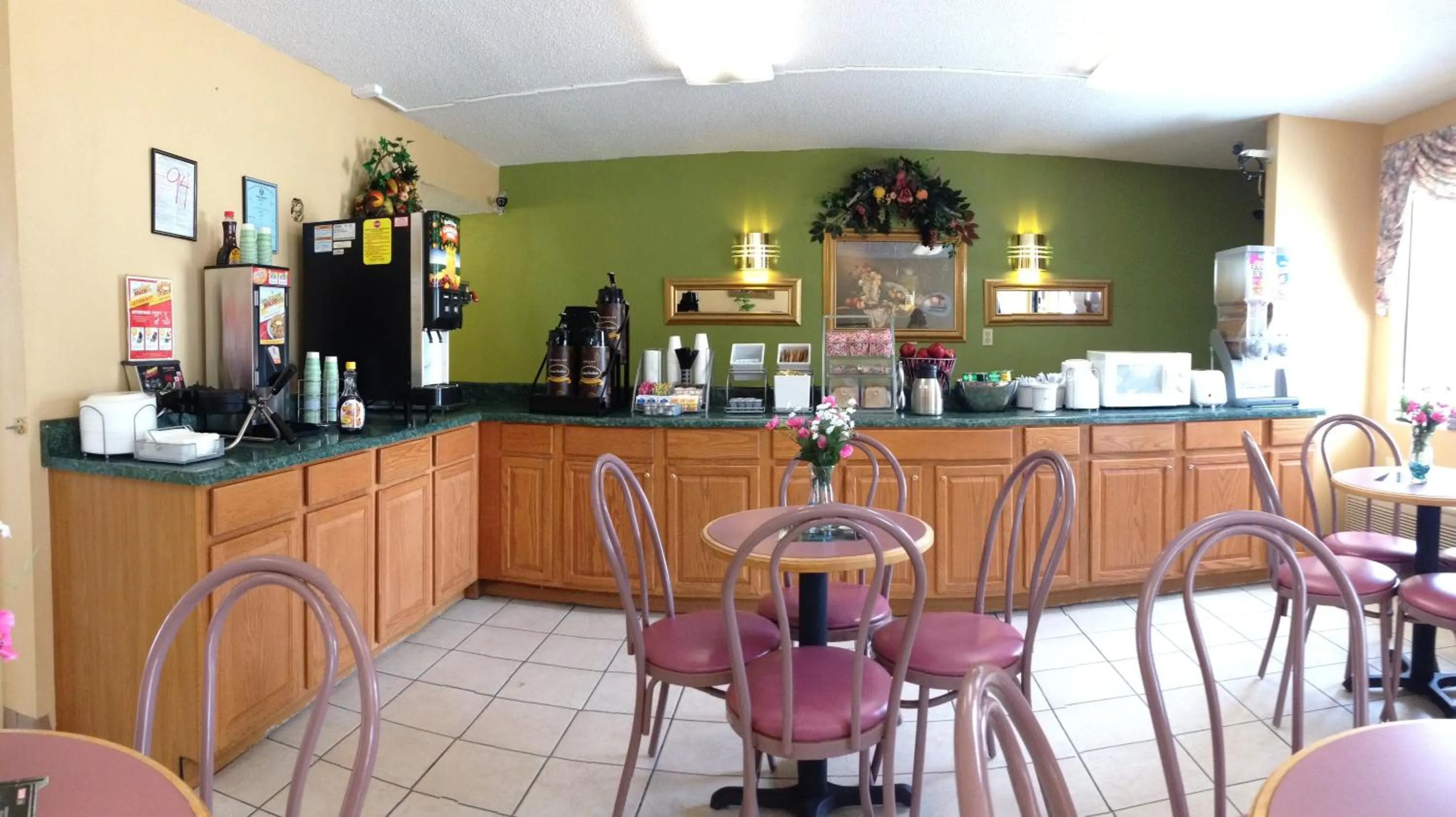 Restaurant/places to eat in Baymont by Wyndham Troy