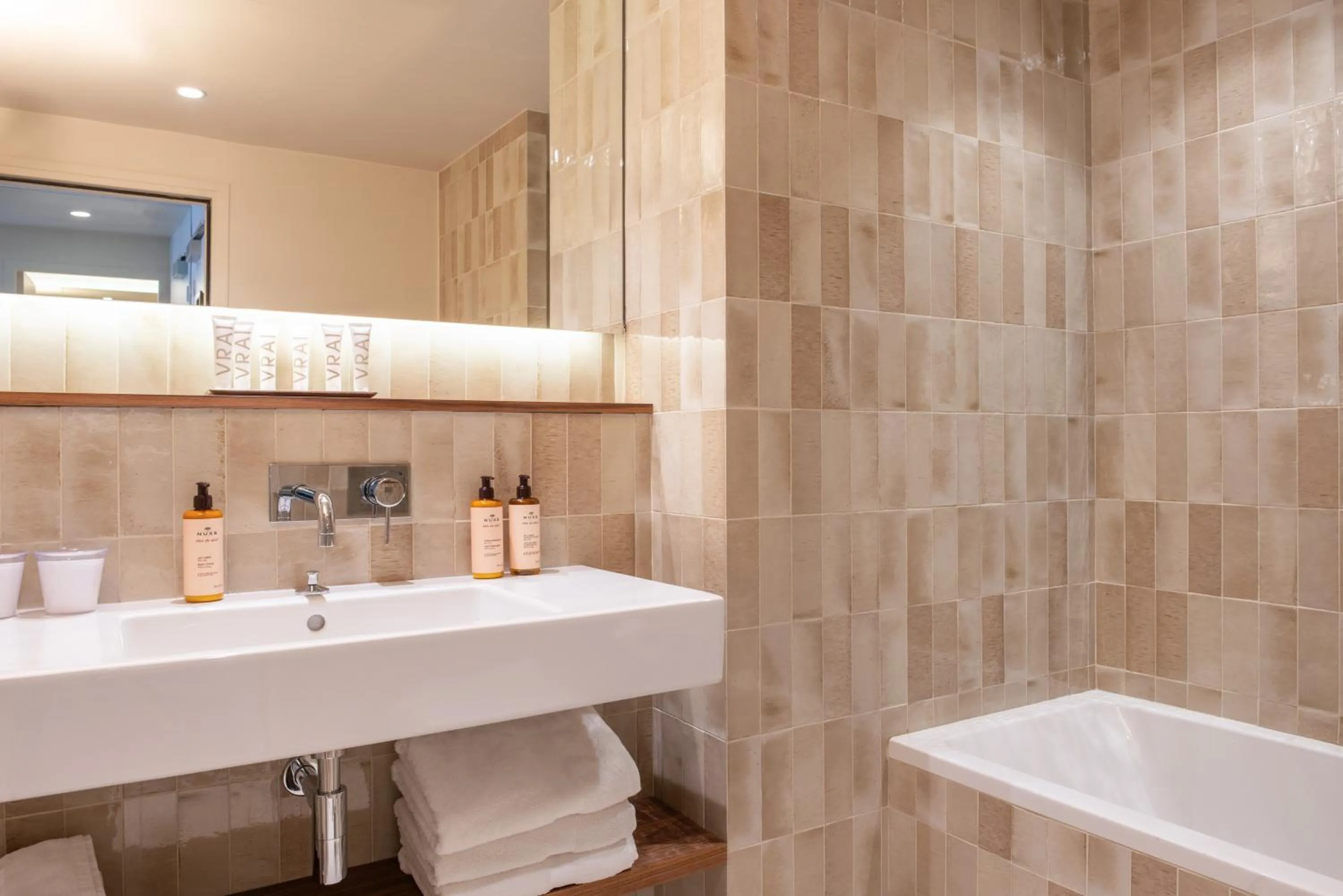 Bathroom in Golden Tulip Opera de Noailles