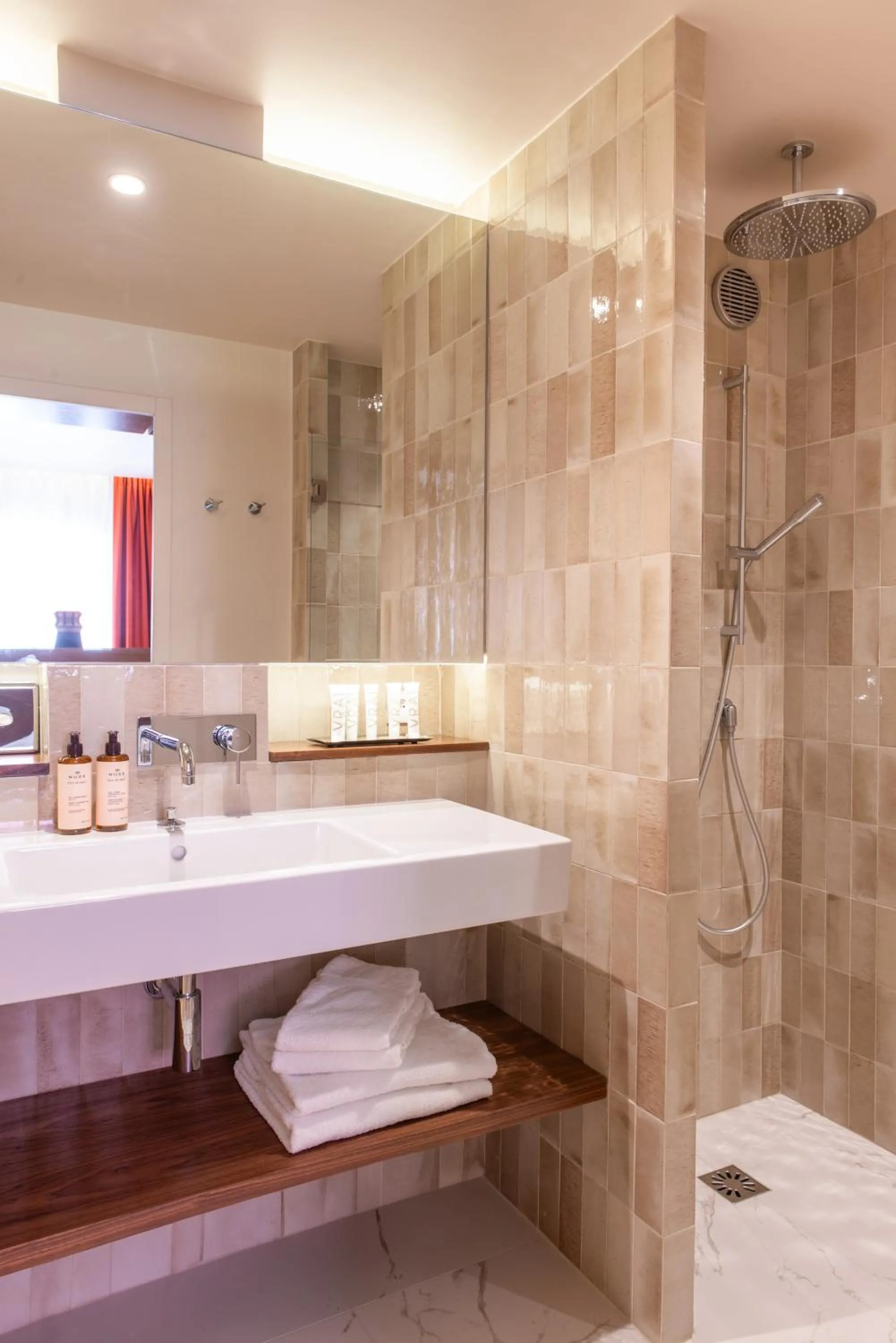 Shower in Golden Tulip Opera de Noailles