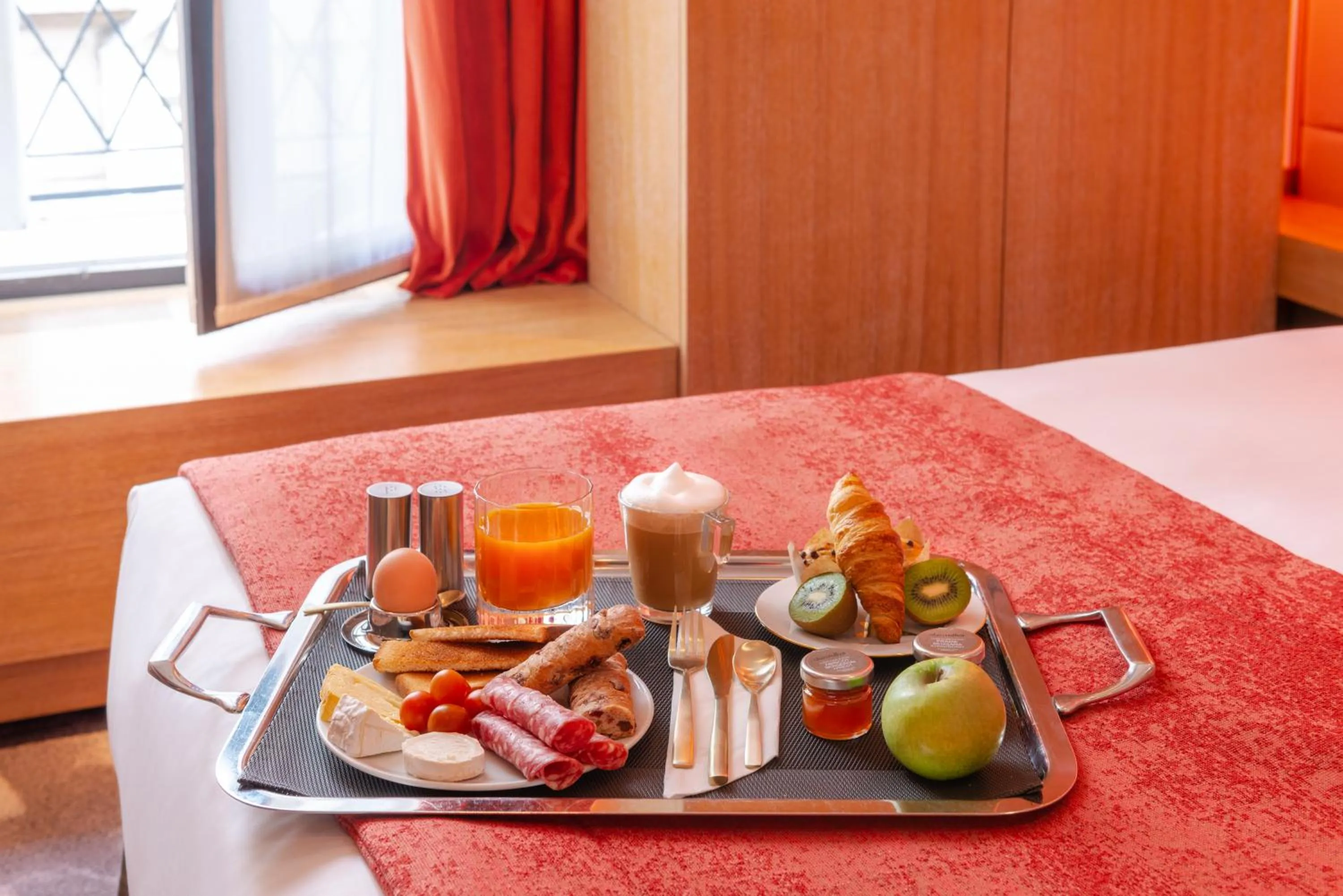 Breakfast, Bed in Golden Tulip Opera de Noailles