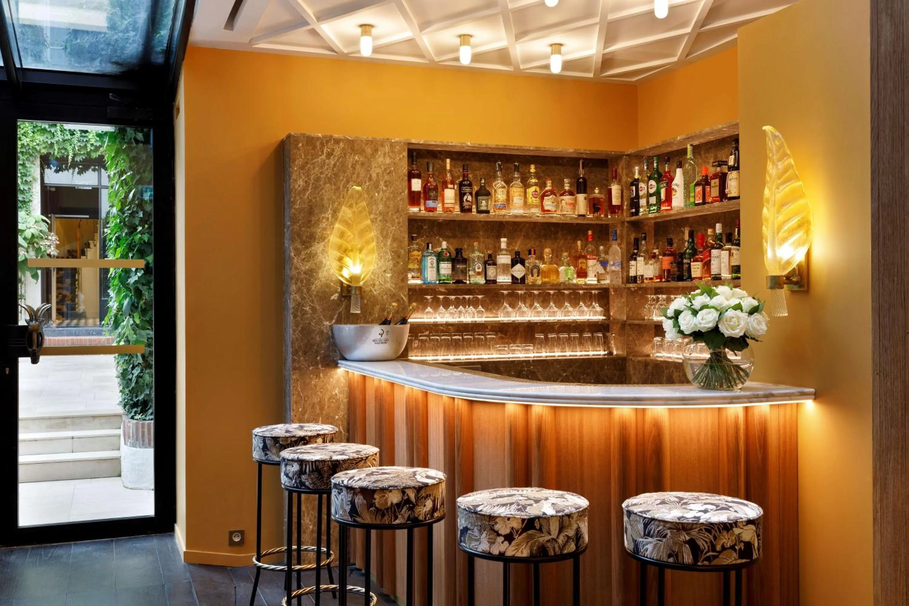 Lounge or bar in Le Belgrand Hotel Paris Champs Elysees, Tapestry By Hilton
