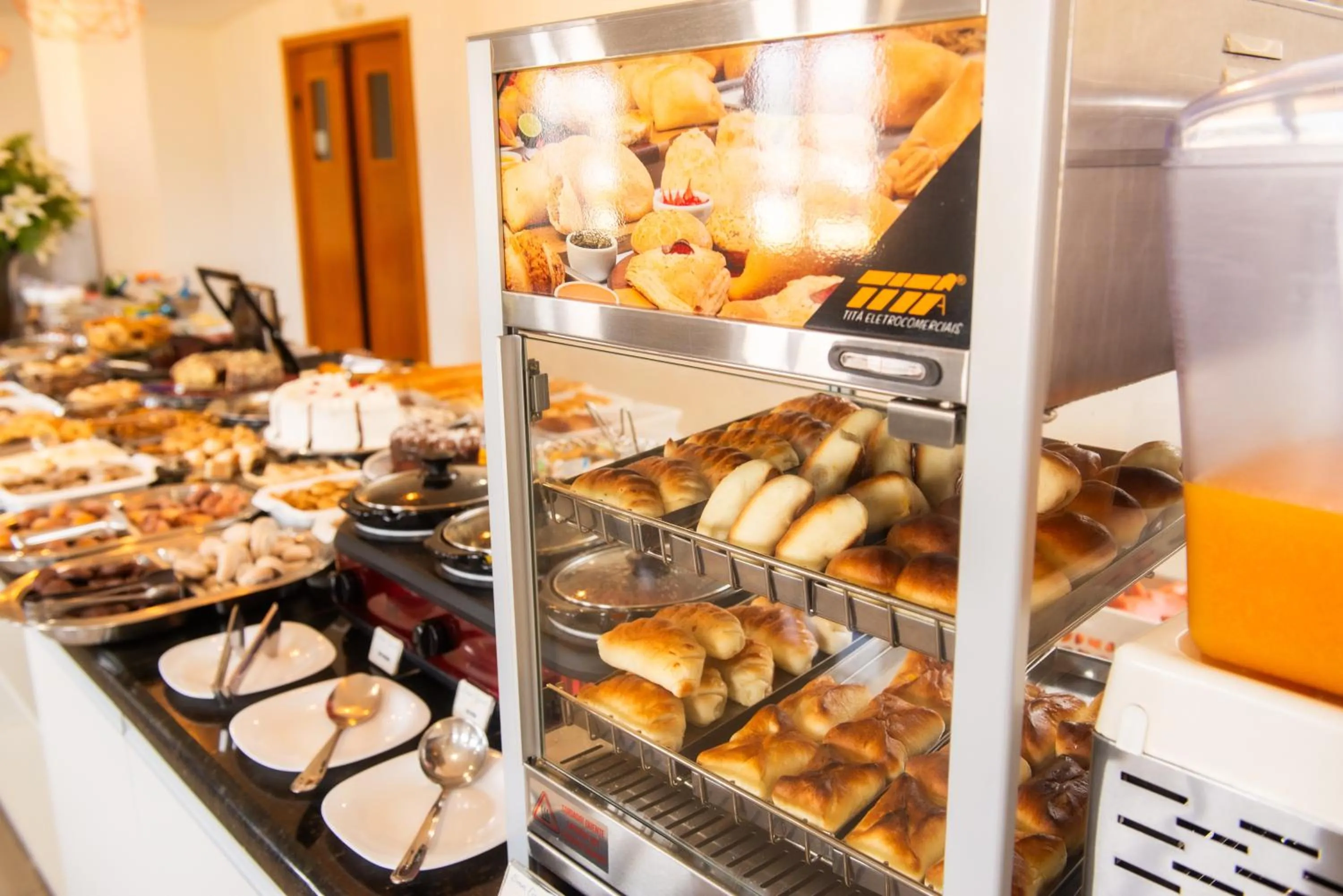 Buffet breakfast in San Lucas Hotel - 06km de Maringa