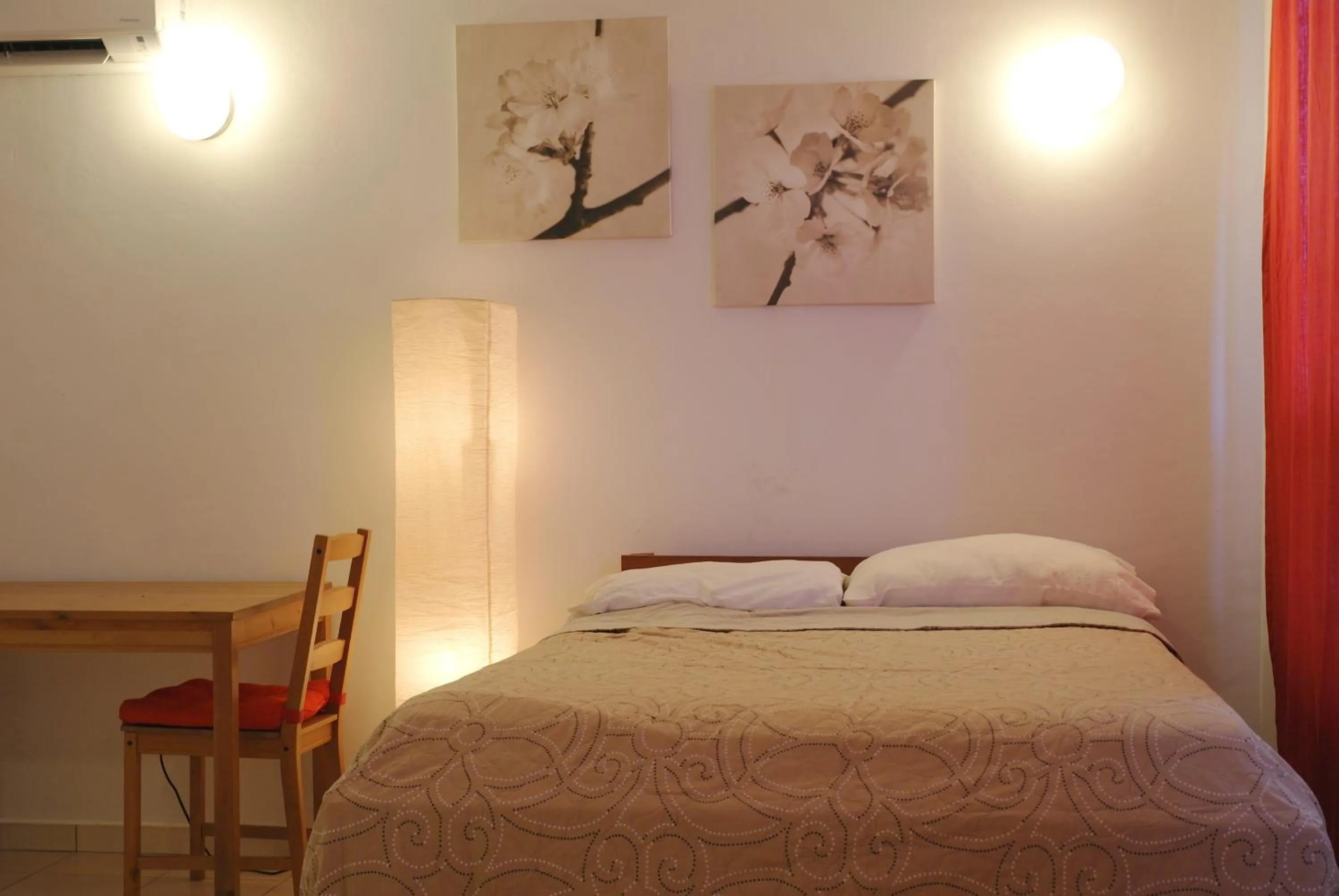 Bedroom, Bed in Orange Rembrandt Studio Apartments