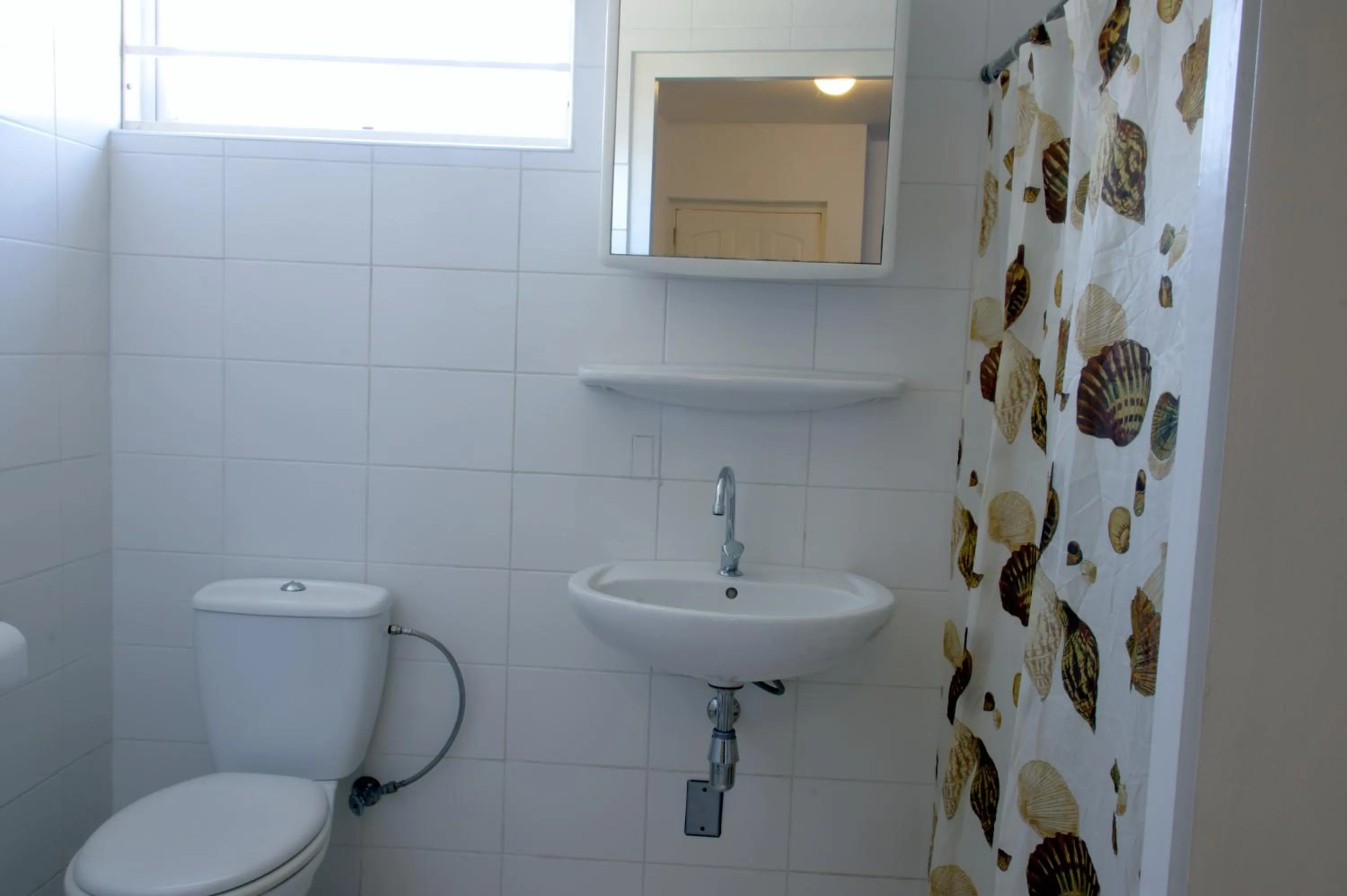 Bathroom in Orange Rembrandt Studio Apartments