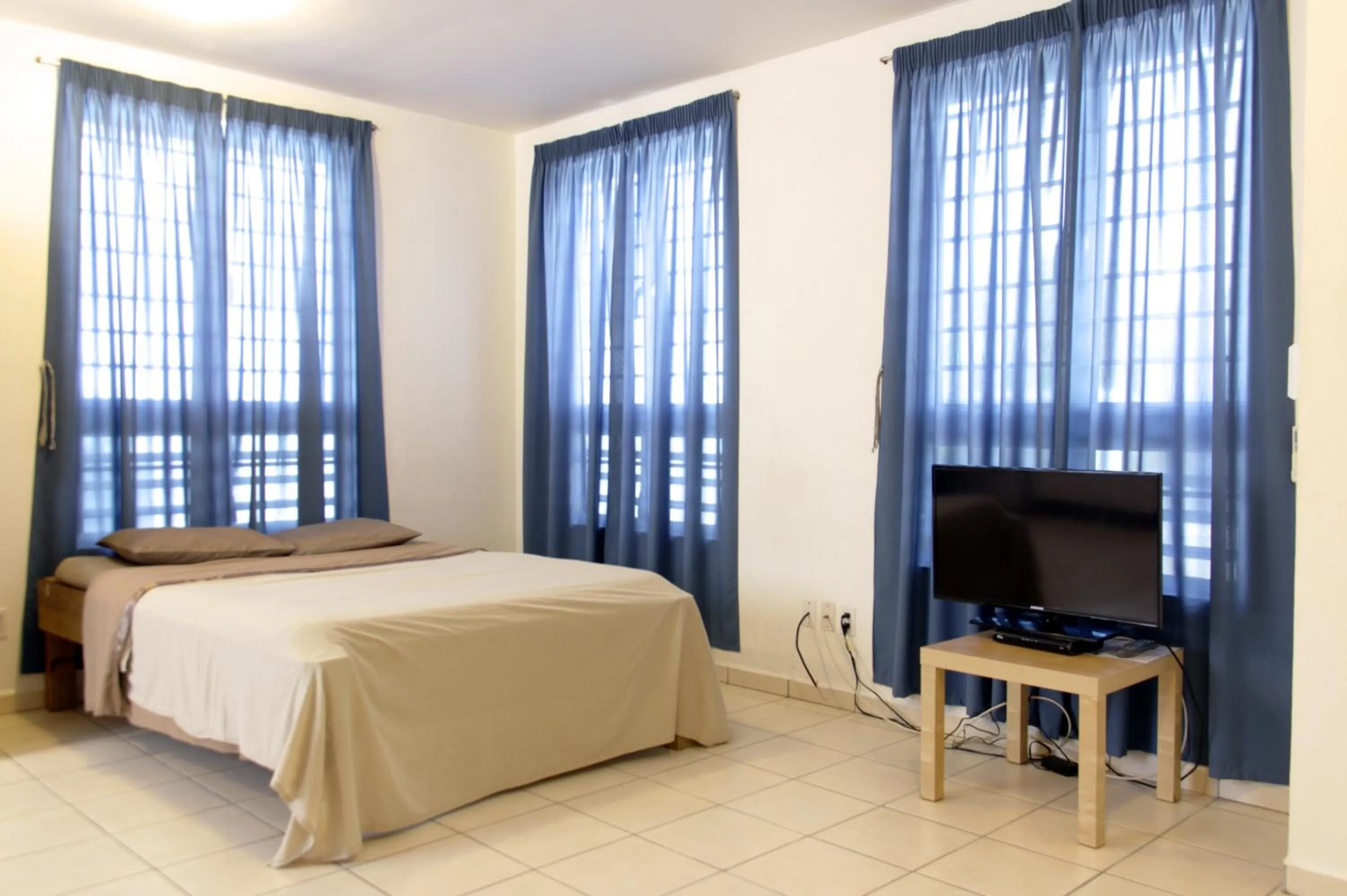 Bedroom, Bed in Orange Rembrandt Studio Apartments