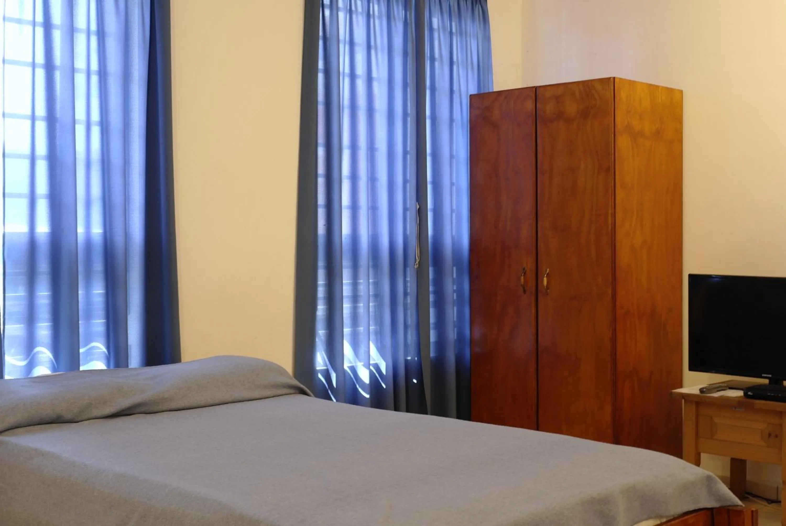 Bedroom, Bed in Orange Rembrandt Studio Apartments