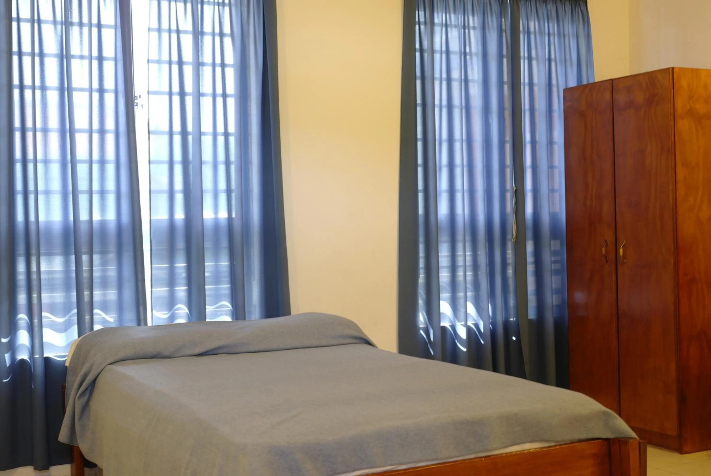 Bedroom, Bed in Orange Rembrandt Studio Apartments