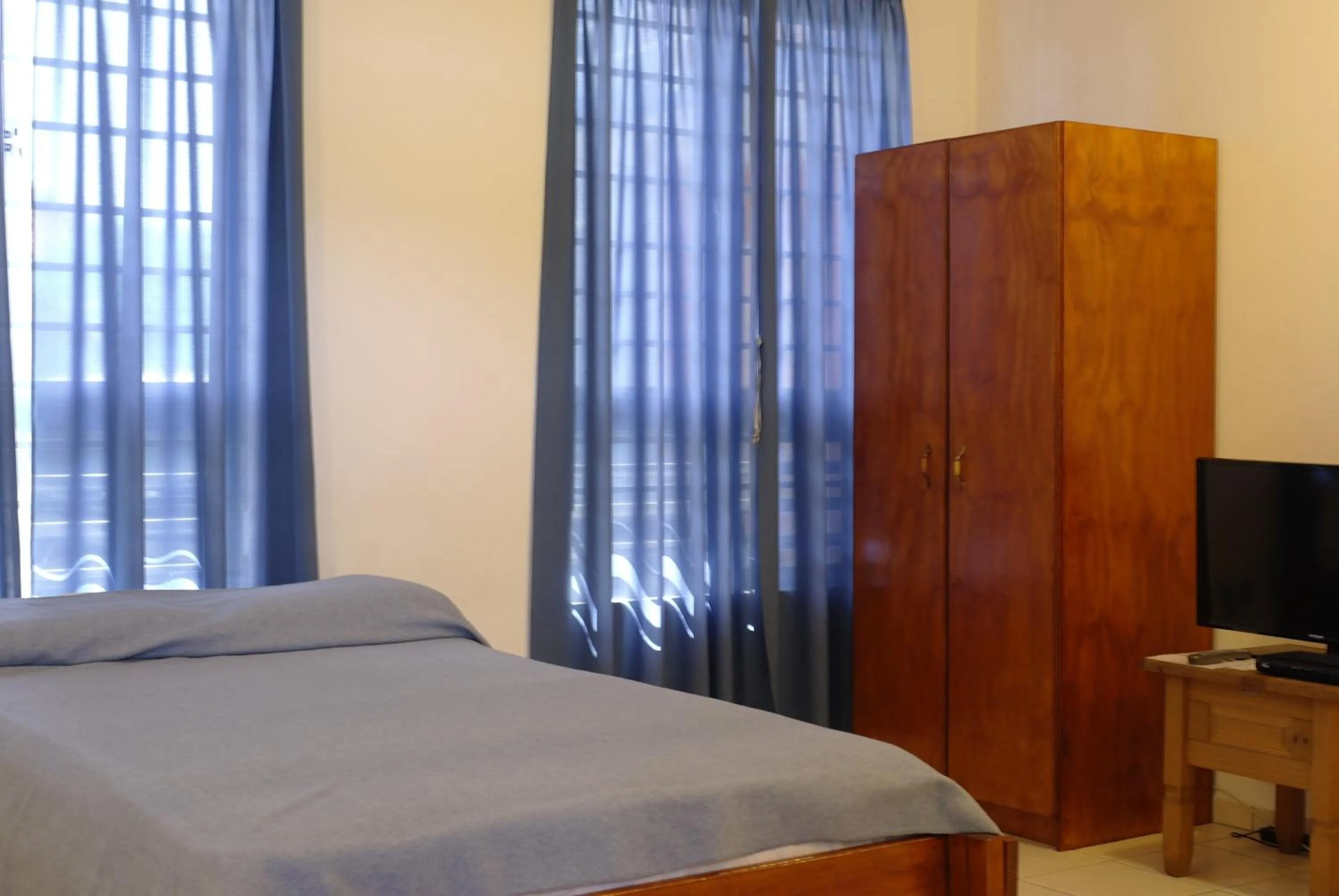 Bedroom, Bed in Orange Rembrandt Studio Apartments