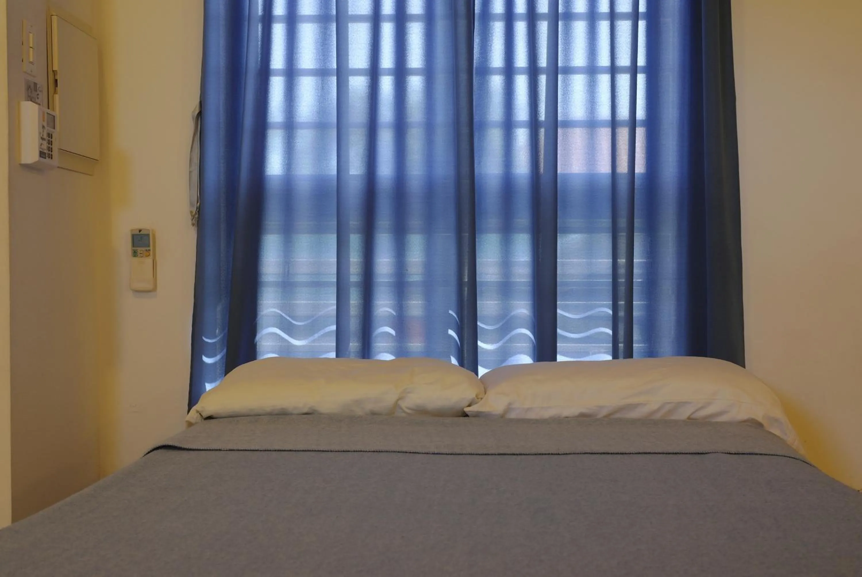 Bedroom, Bed in Orange Rembrandt Studio Apartments