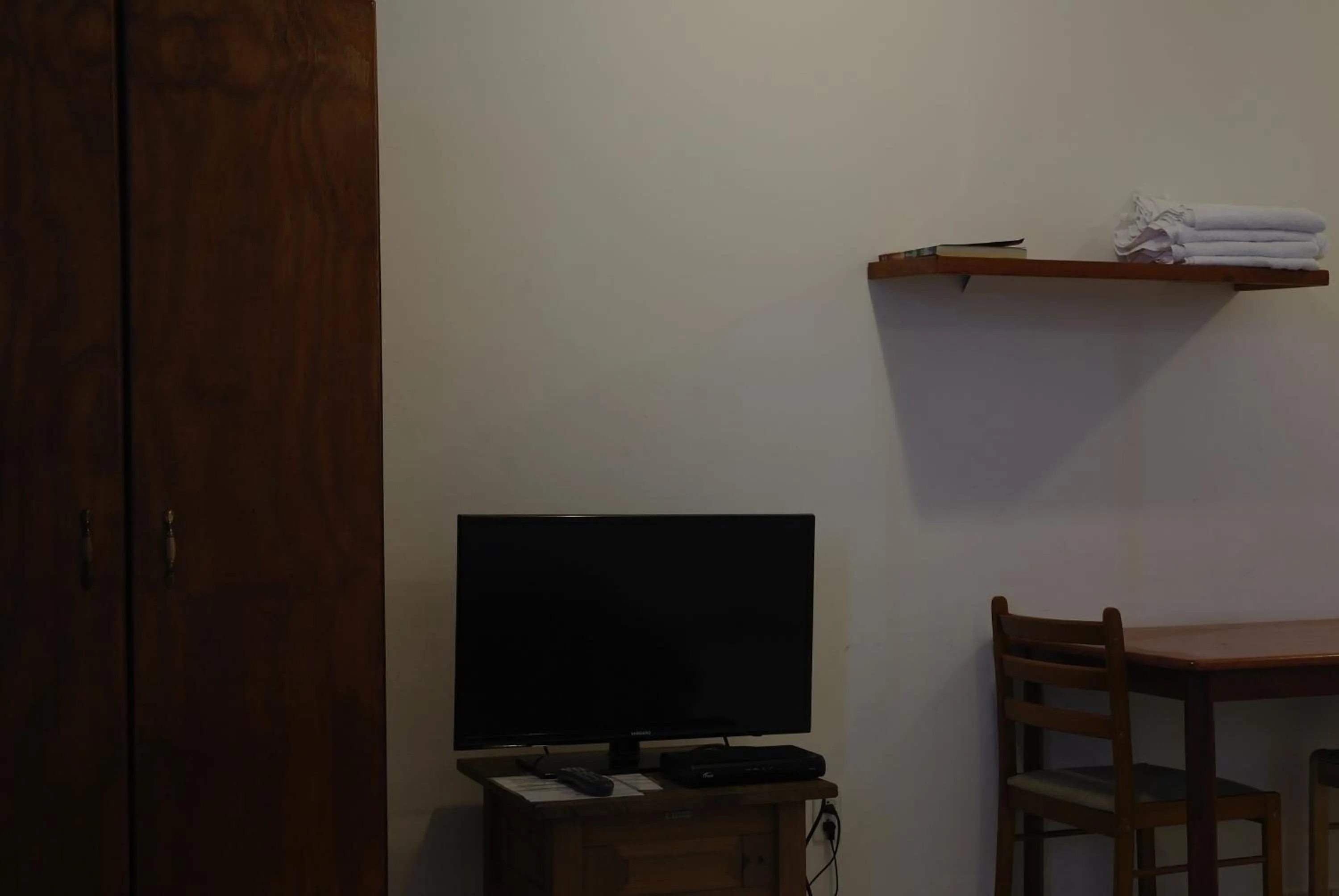 TV and multimedia in Orange Rembrandt Studio Apartments