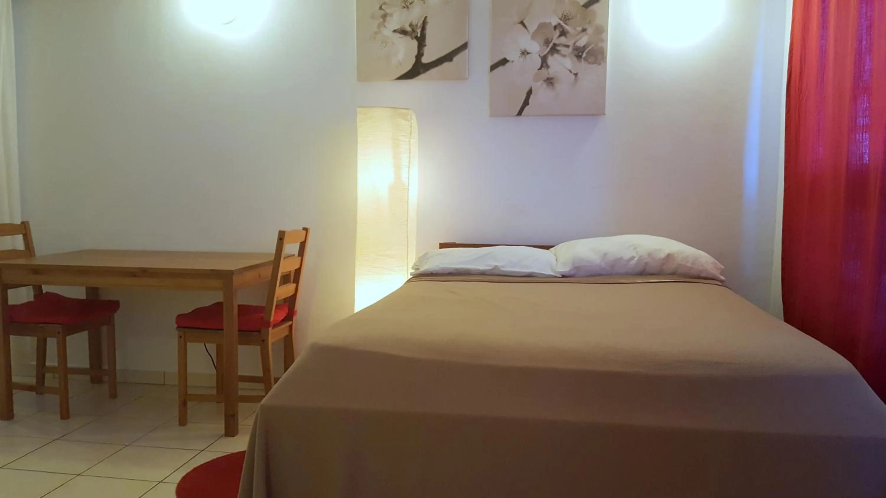 Photo of the whole room, Bed in Orange Rembrandt Studio Apartments