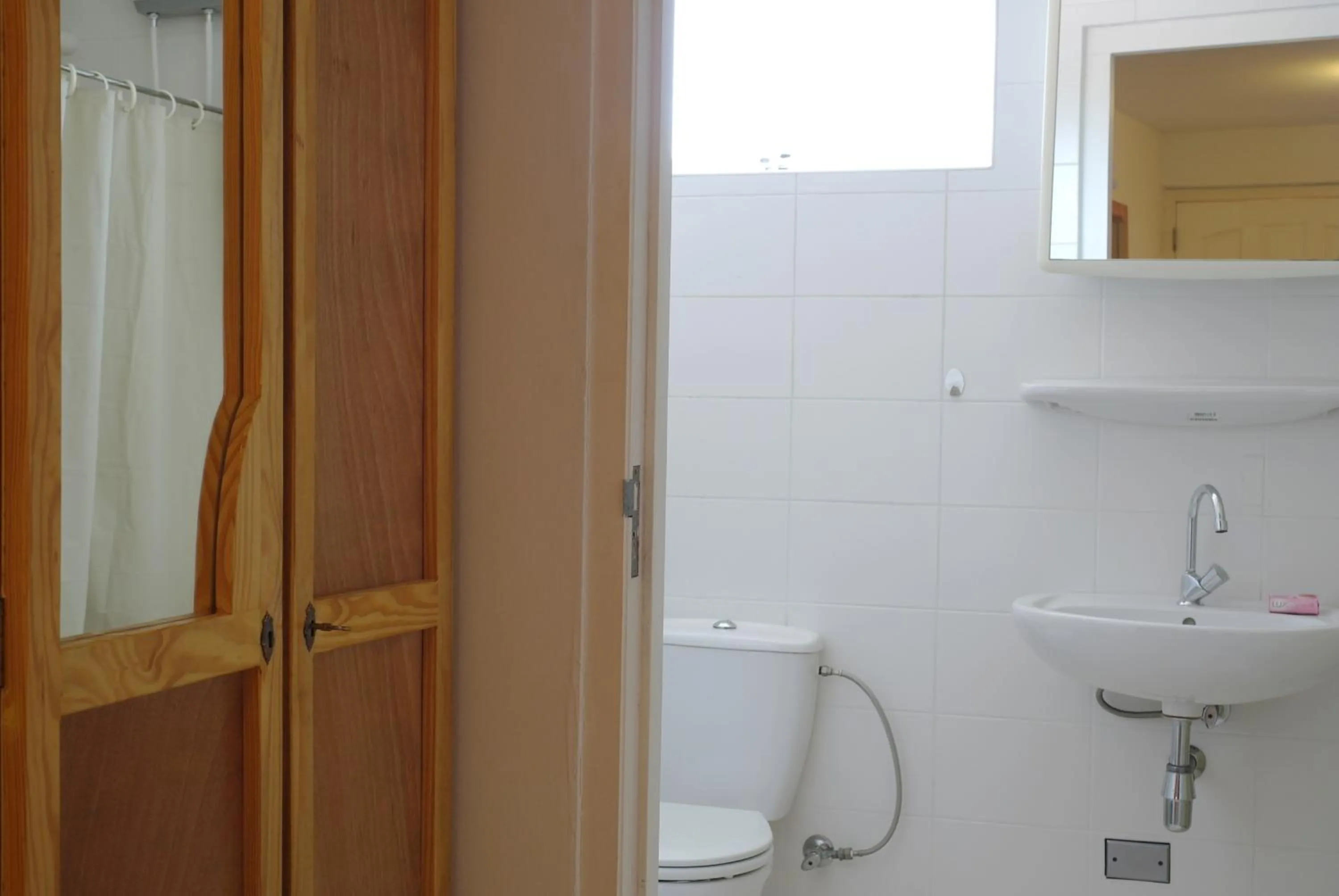 Bathroom in Orange Rembrandt Studio Apartments
