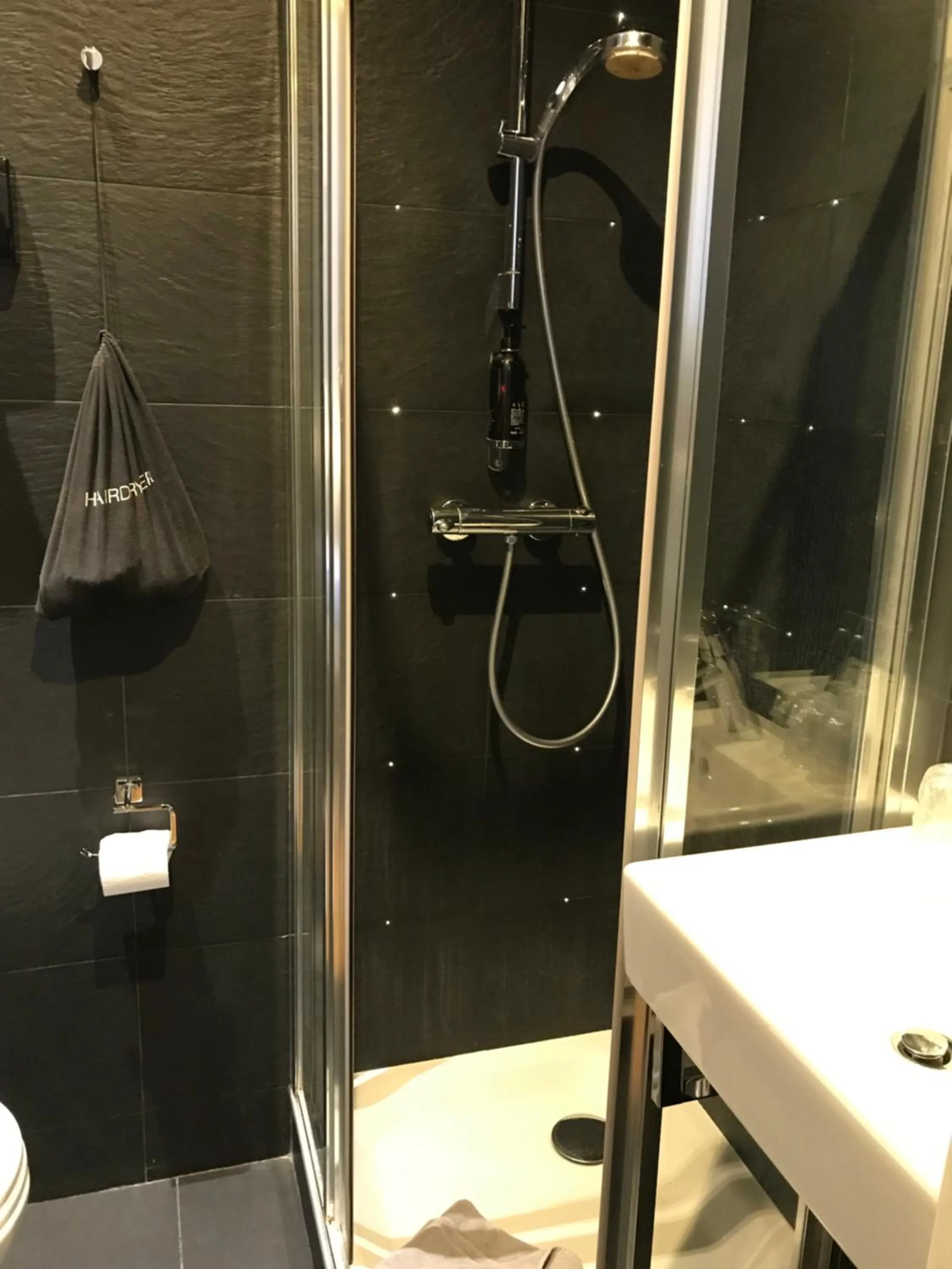 Shower in Hotel Dauphin