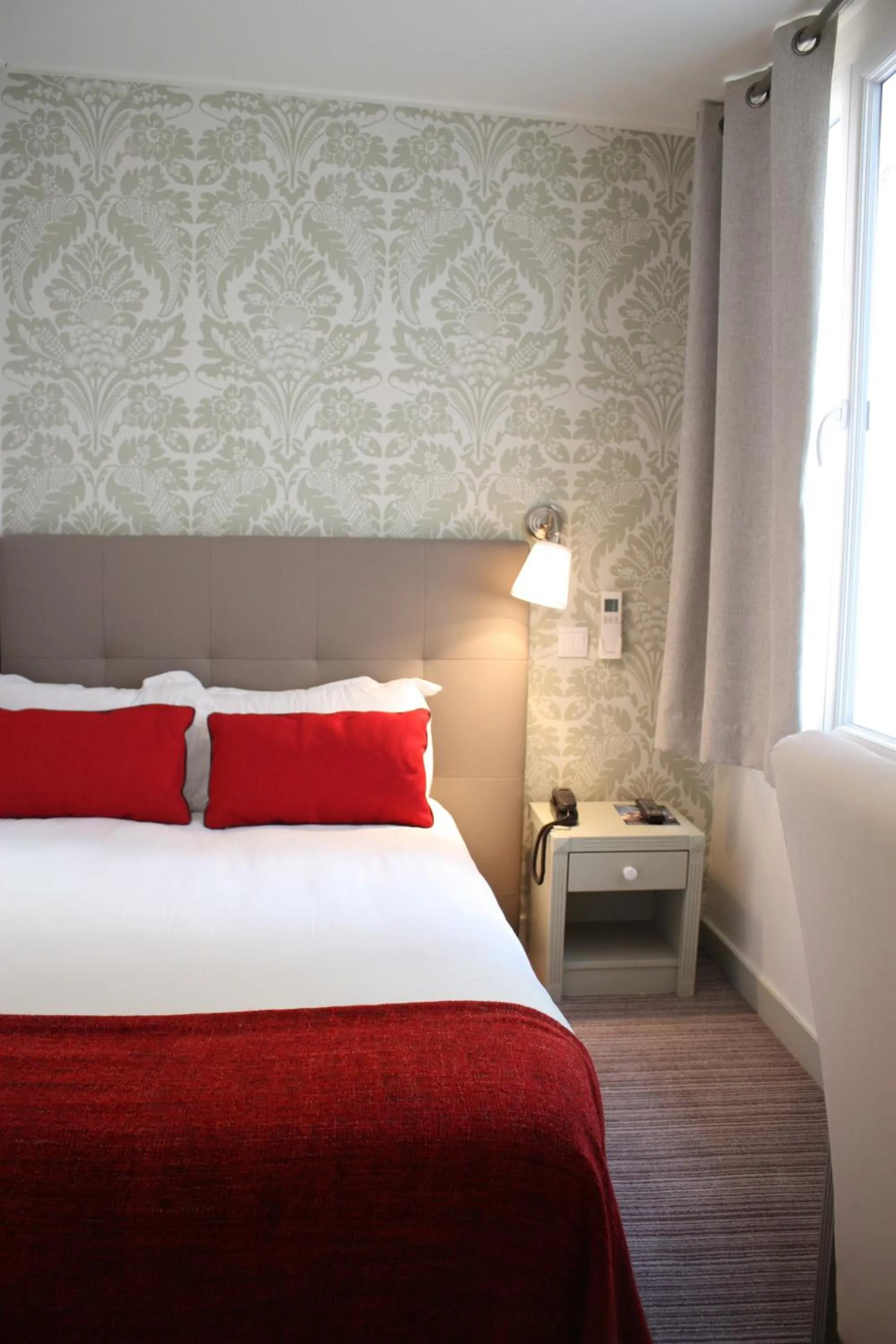 Day, Bed in Hotel Dauphin