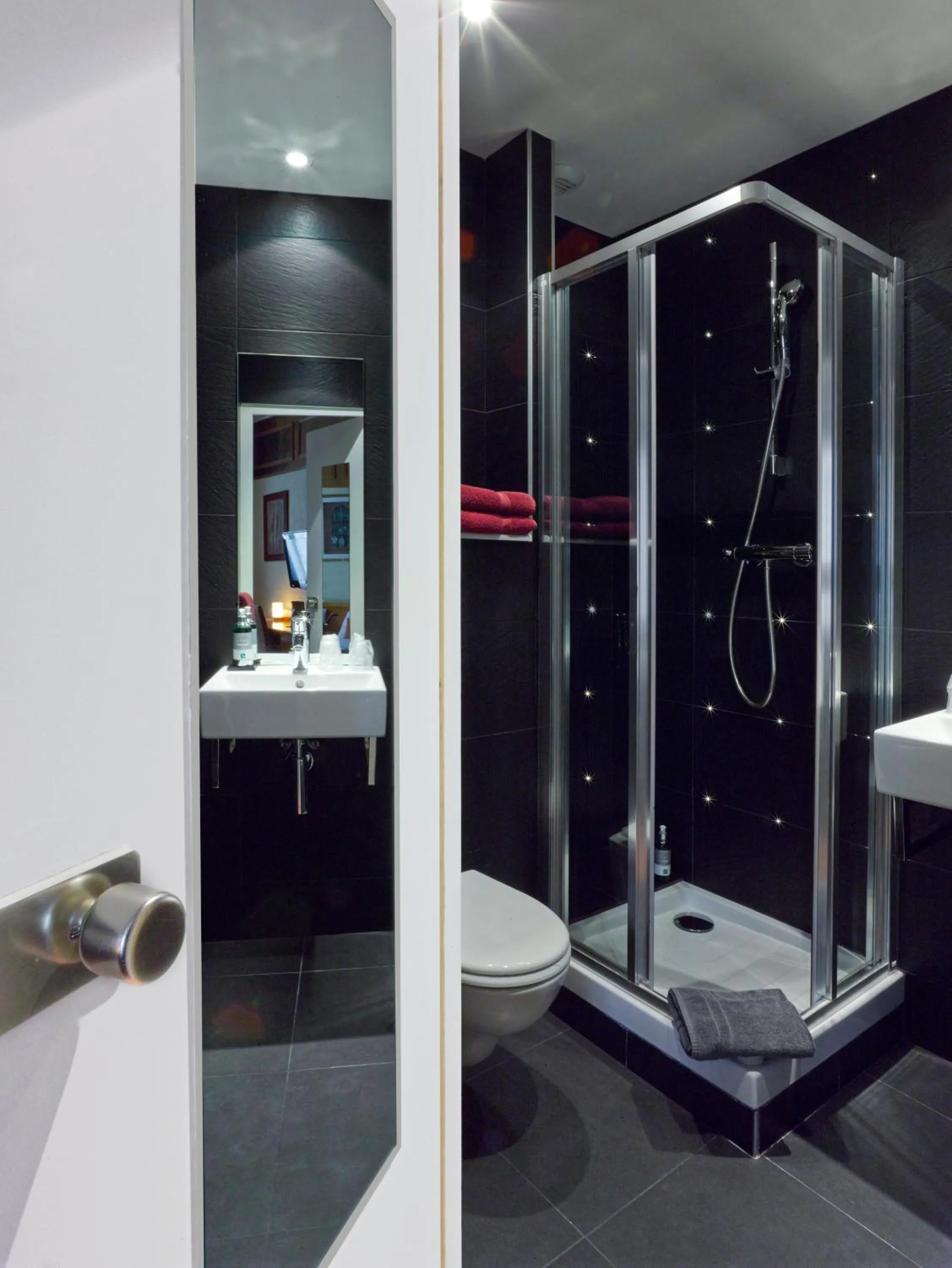 Shower in Hotel Dauphin