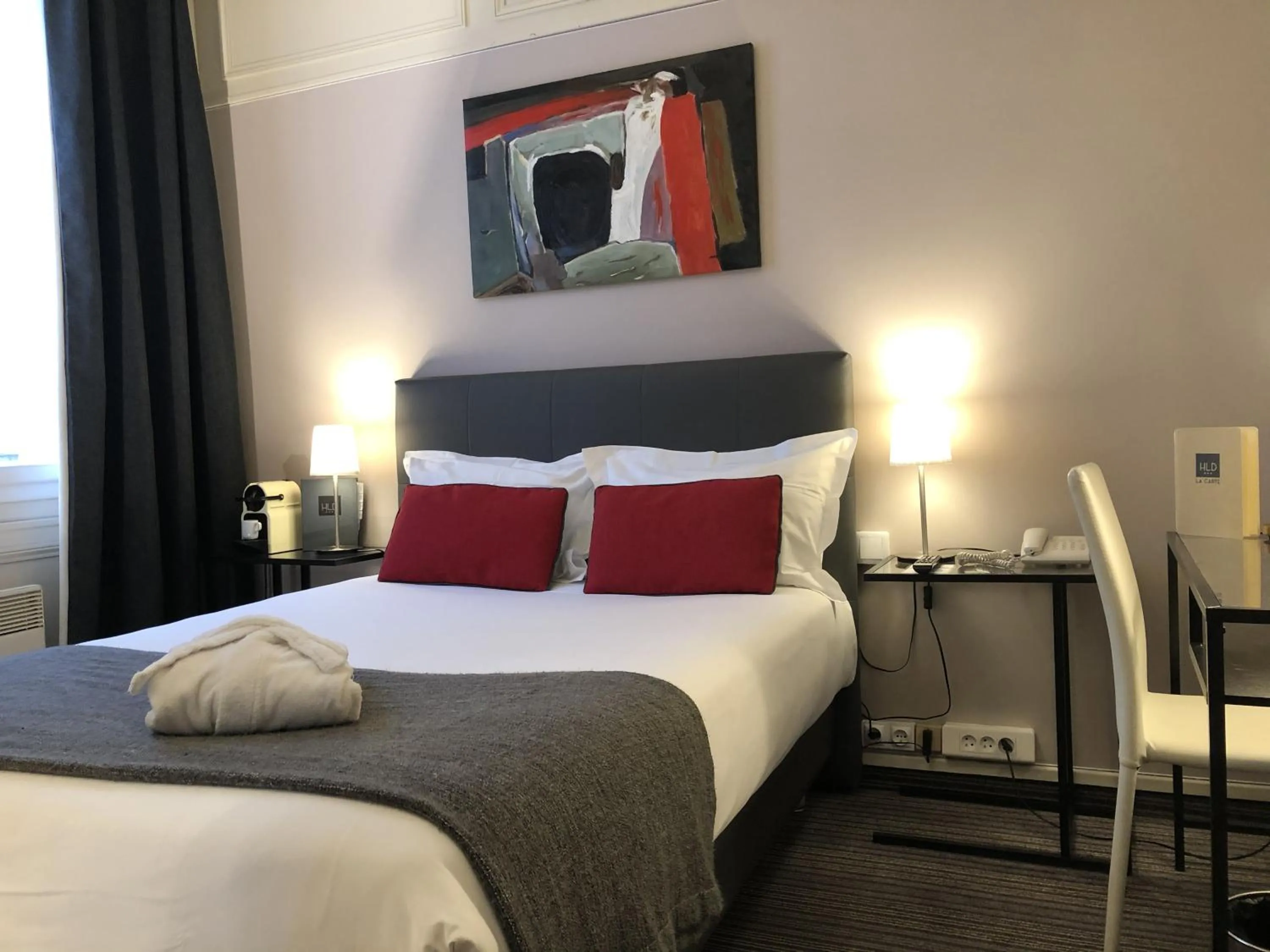 Bed in Hotel Dauphin