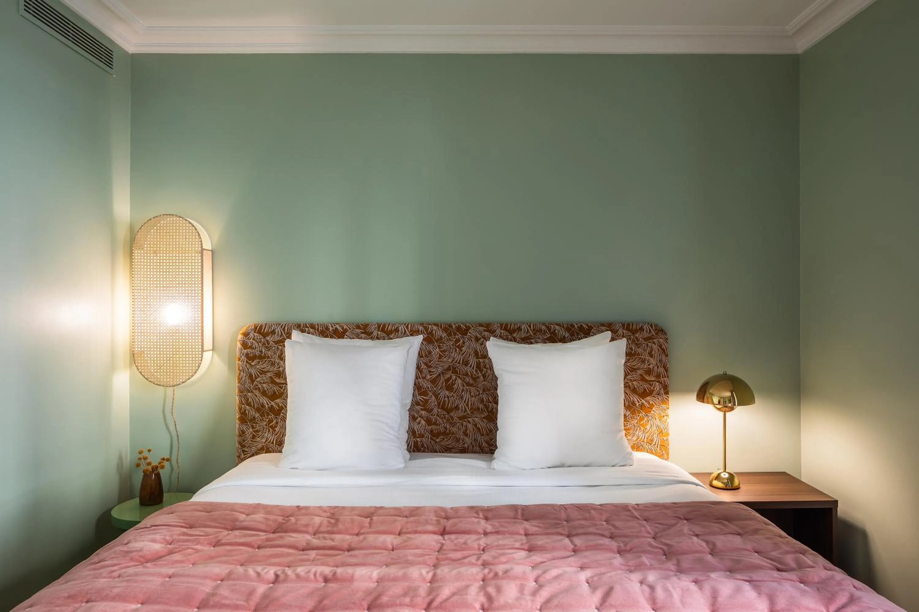 Bed in Royal Garden Champs-Élysées