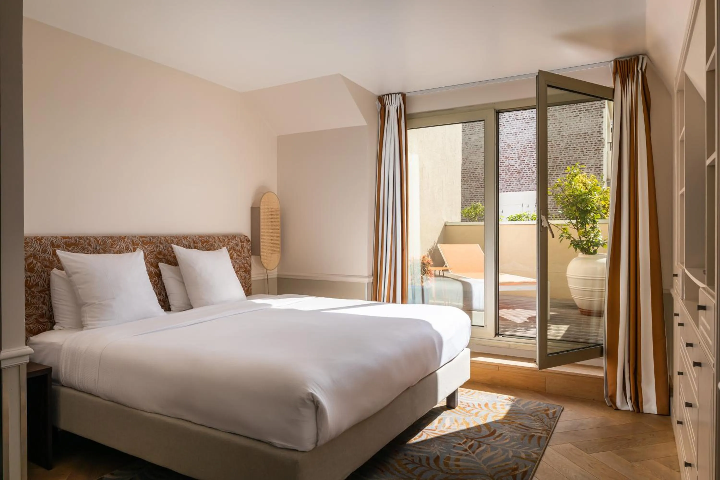 Bed in Royal Garden Champs-Élysées