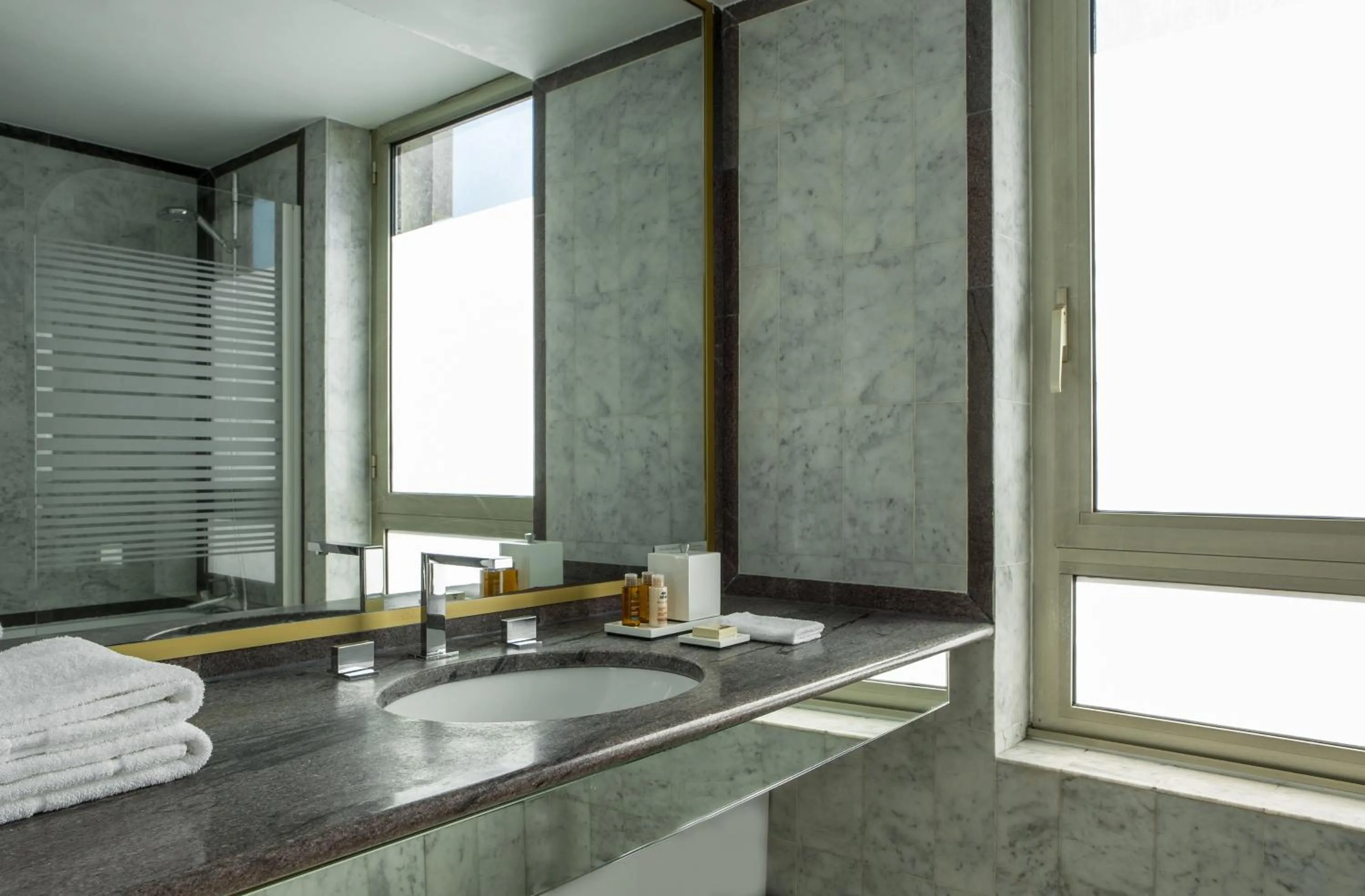 Bathroom in Royal Garden Champs-Élysées