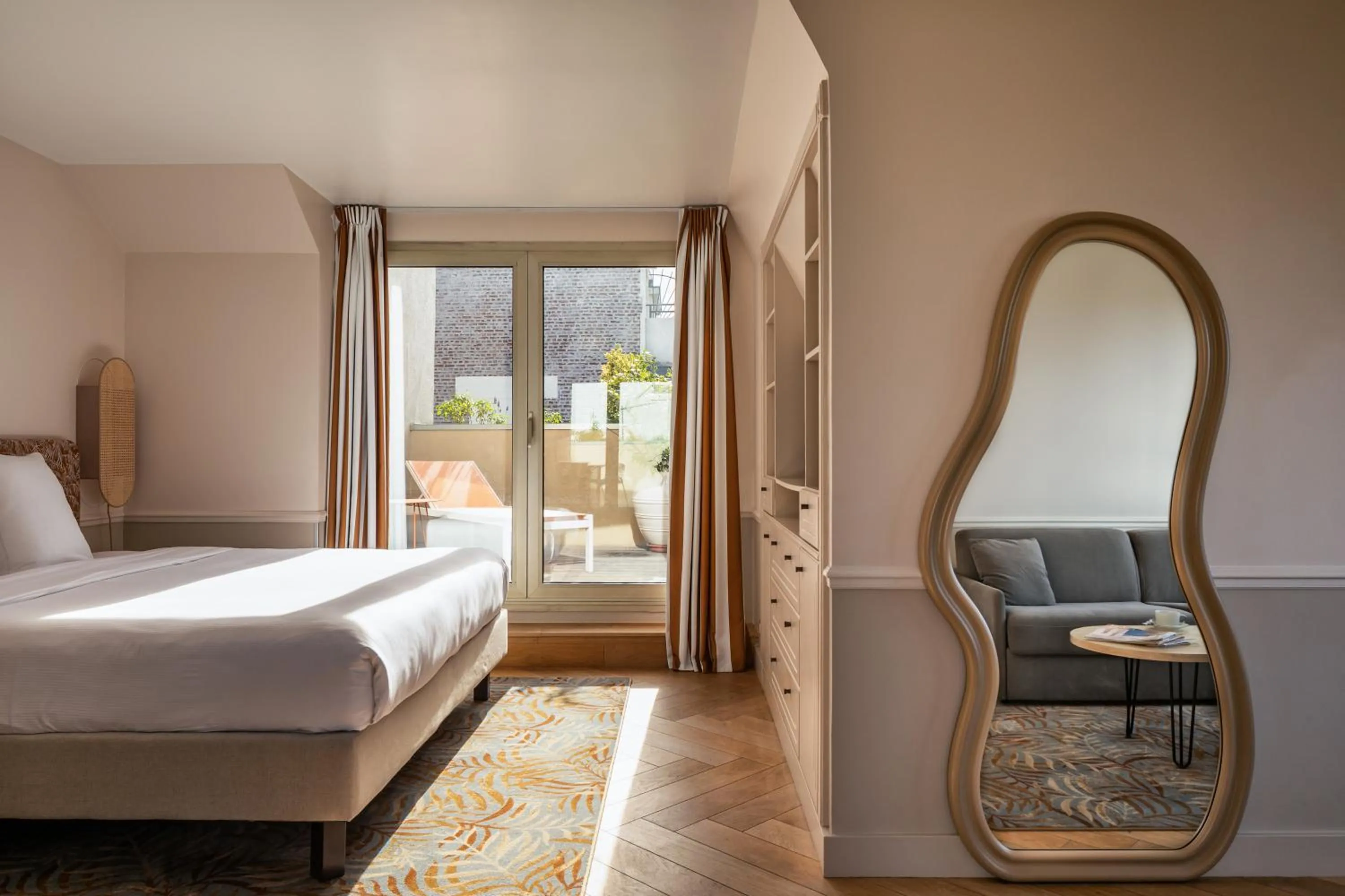 Bed in Royal Garden Champs-Élysées