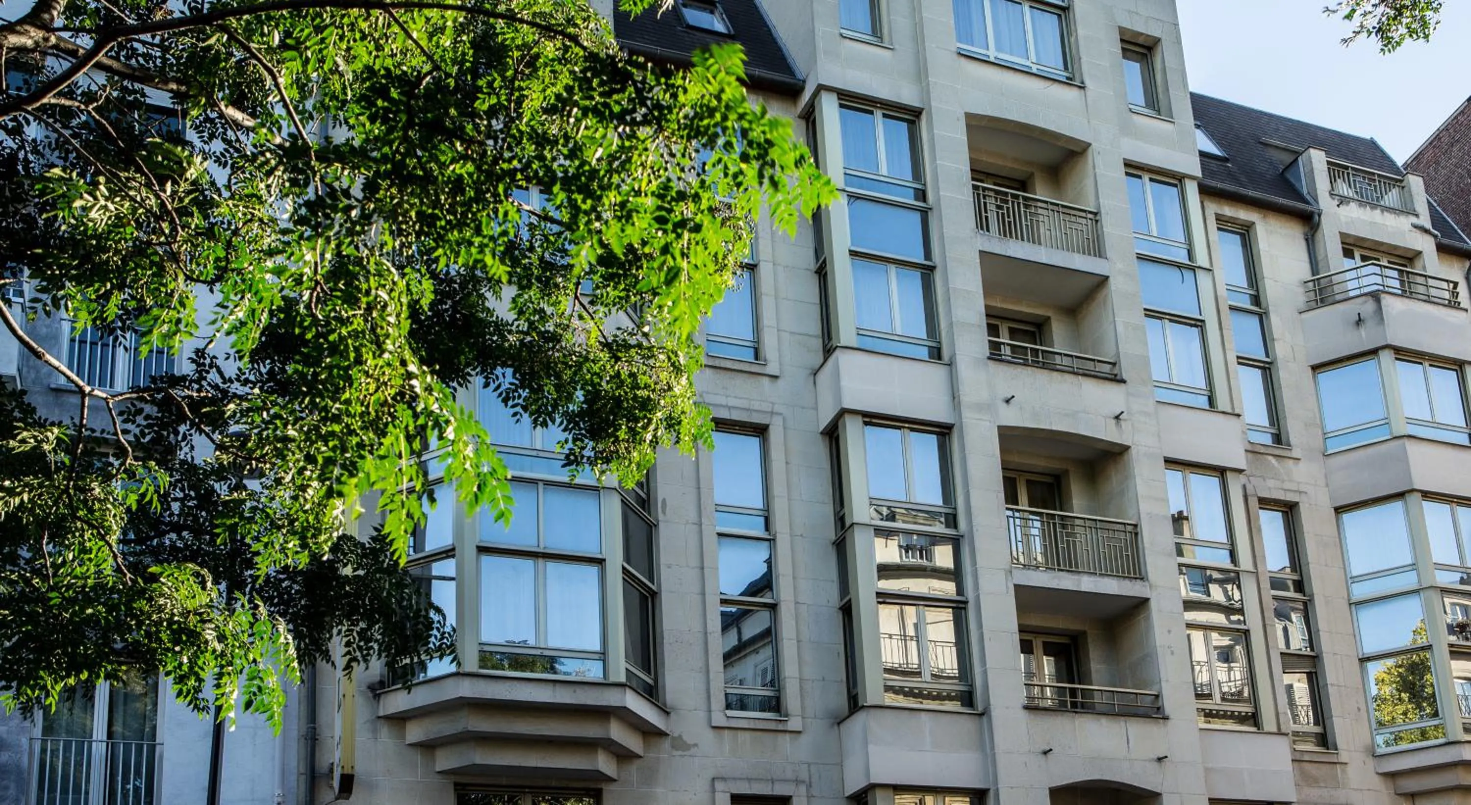 Property building in Royal Garden Champs-Élysées