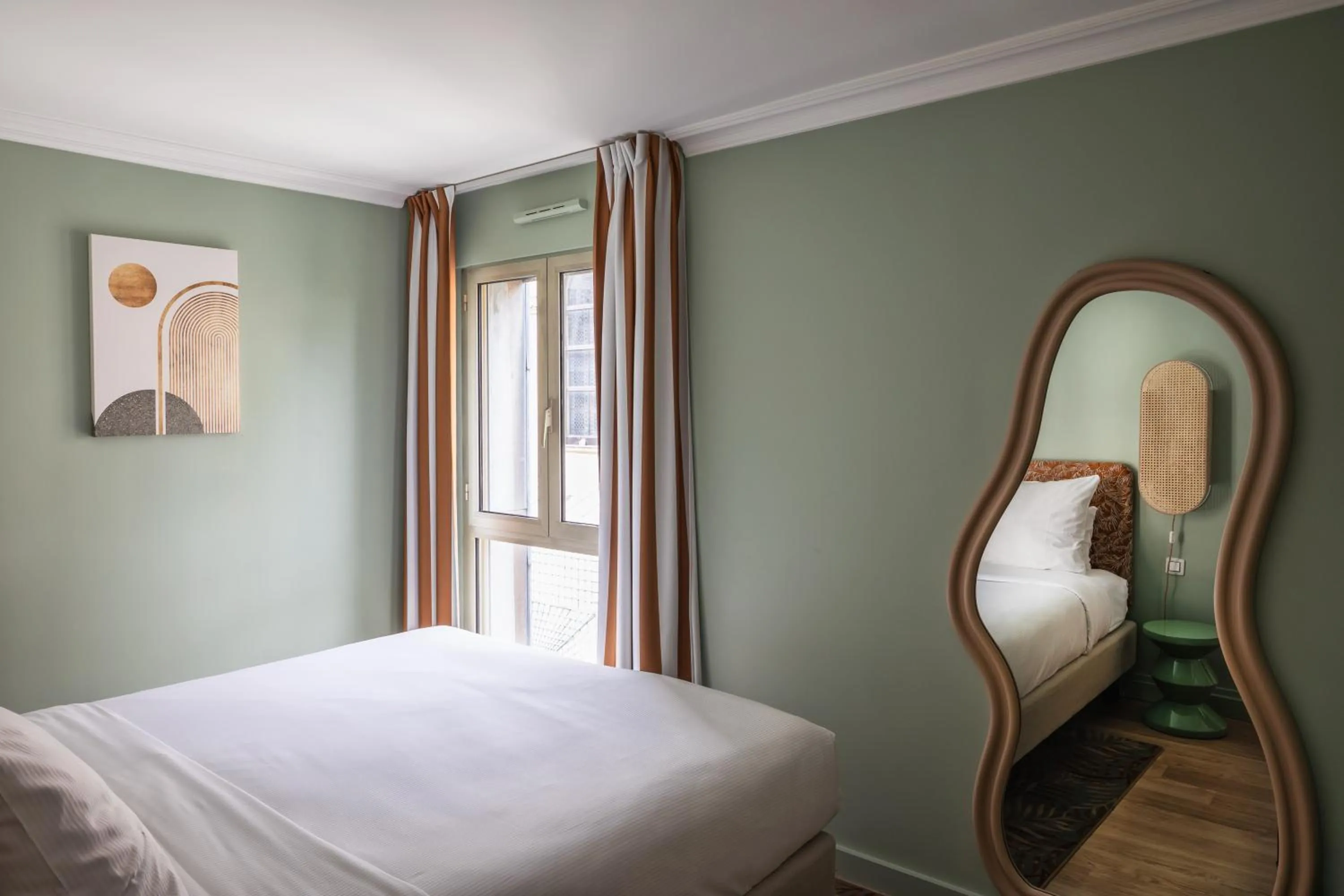 Bed in Royal Garden Champs-Élysées