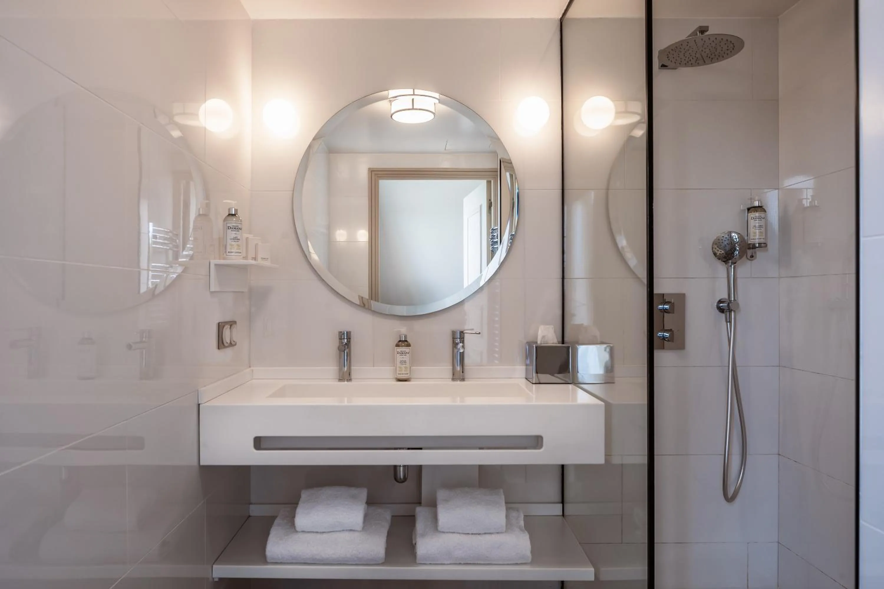 Shower in Royal Garden Champs-Élysées