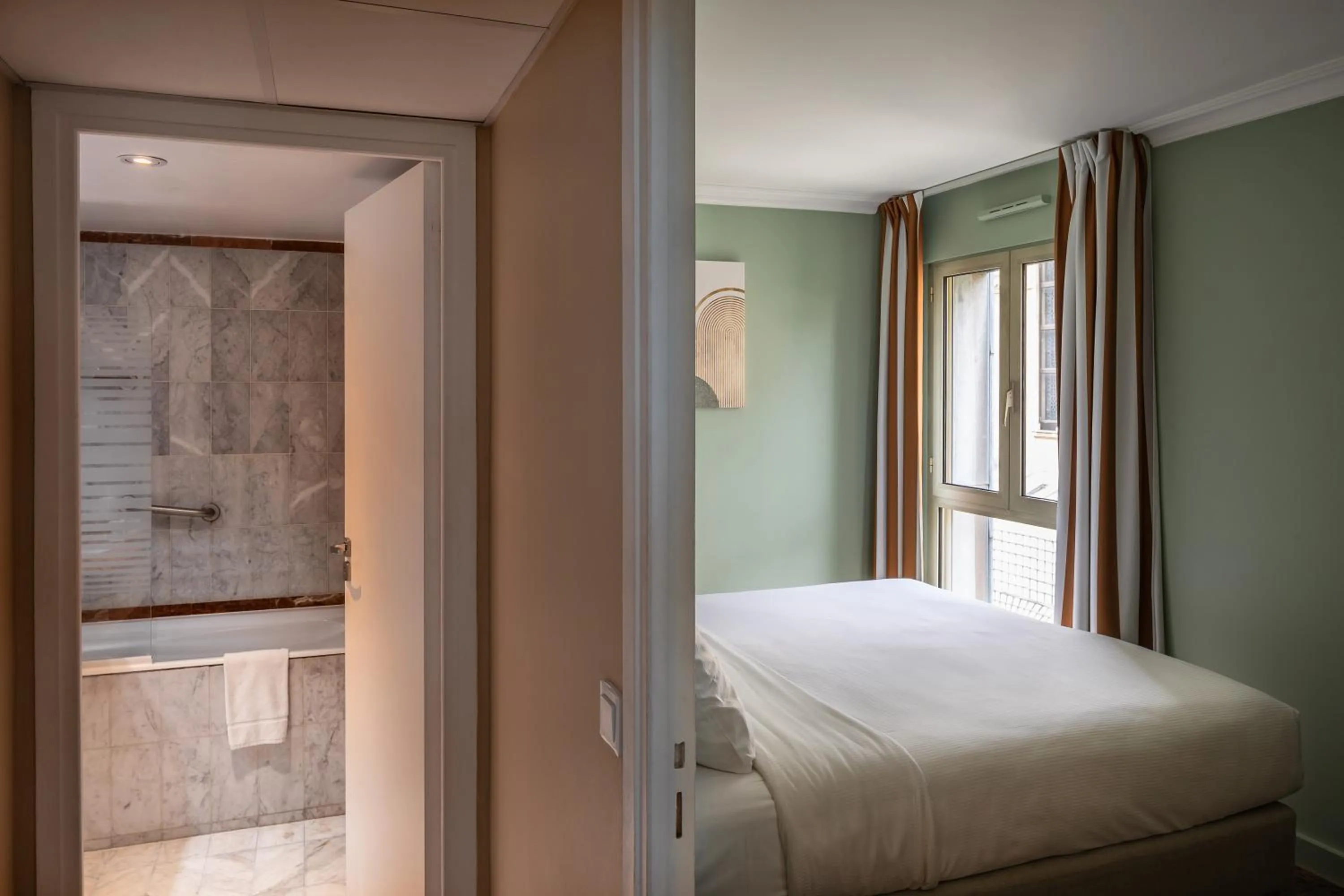 Bed in Royal Garden Champs-Élysées