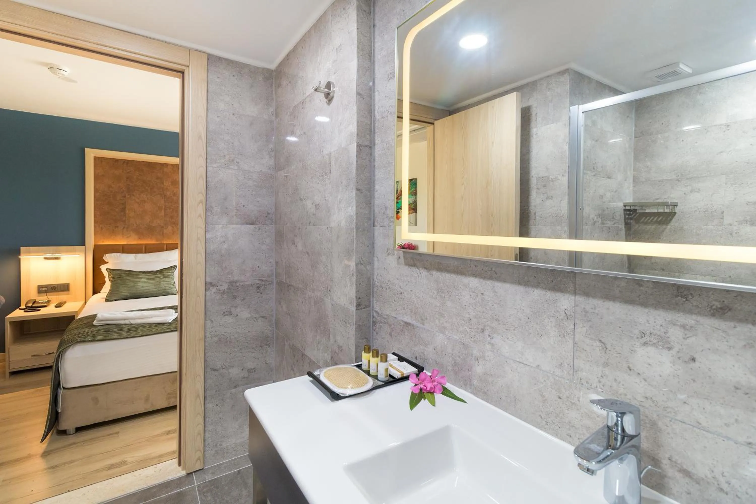 Shower, Bed in AMOSSİA Elite Boutique Hotel