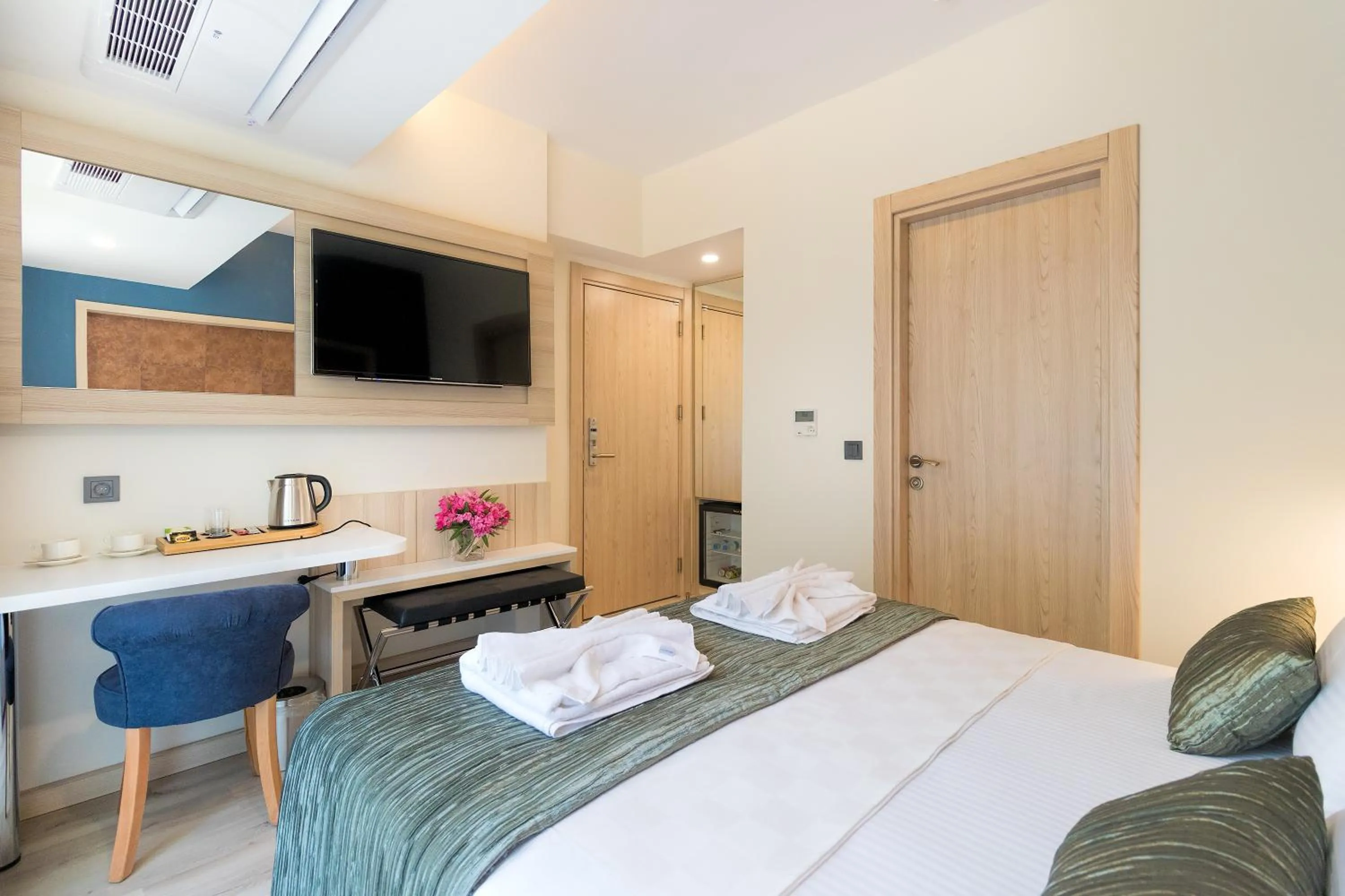 Communal lounge/ TV room, Bed in AMOSSİA Elite Boutique Hotel