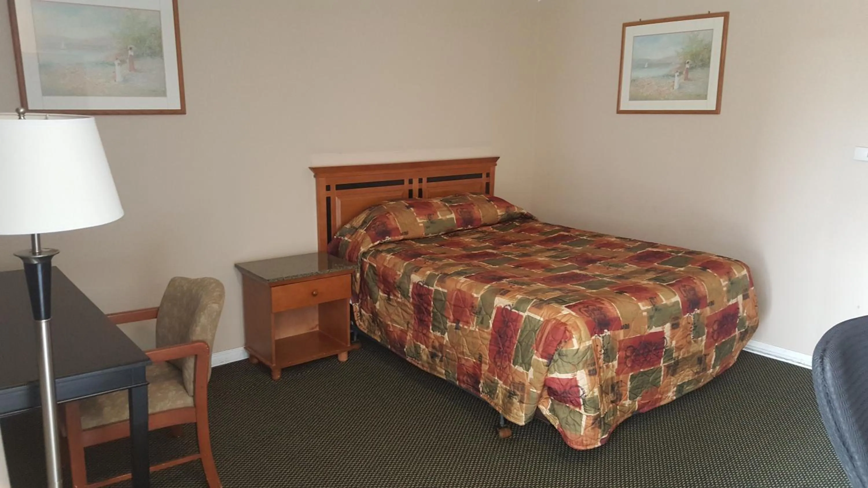 Bedroom, Bed in Sunrise Motel