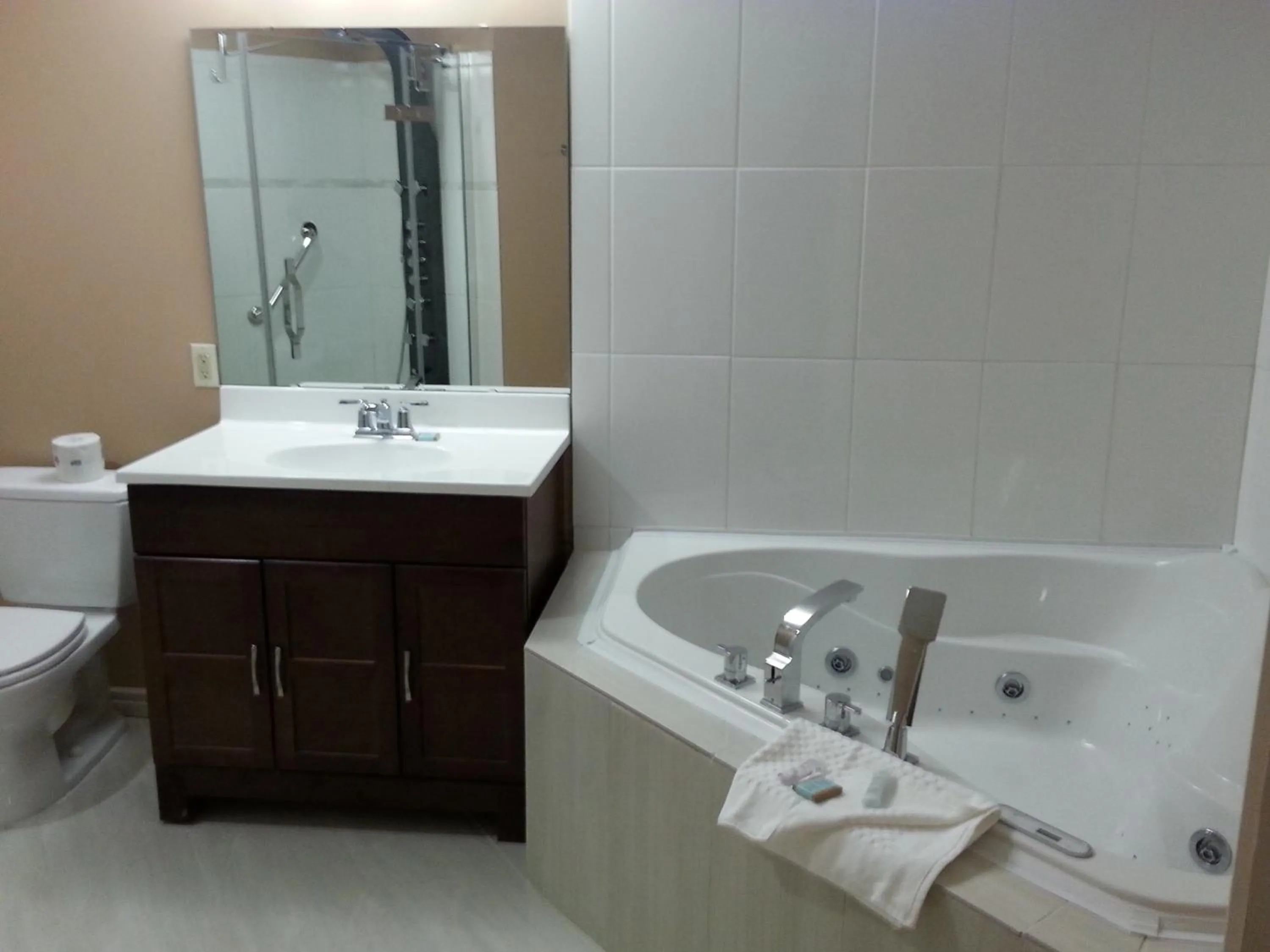 Bathroom in Sunrise Motel