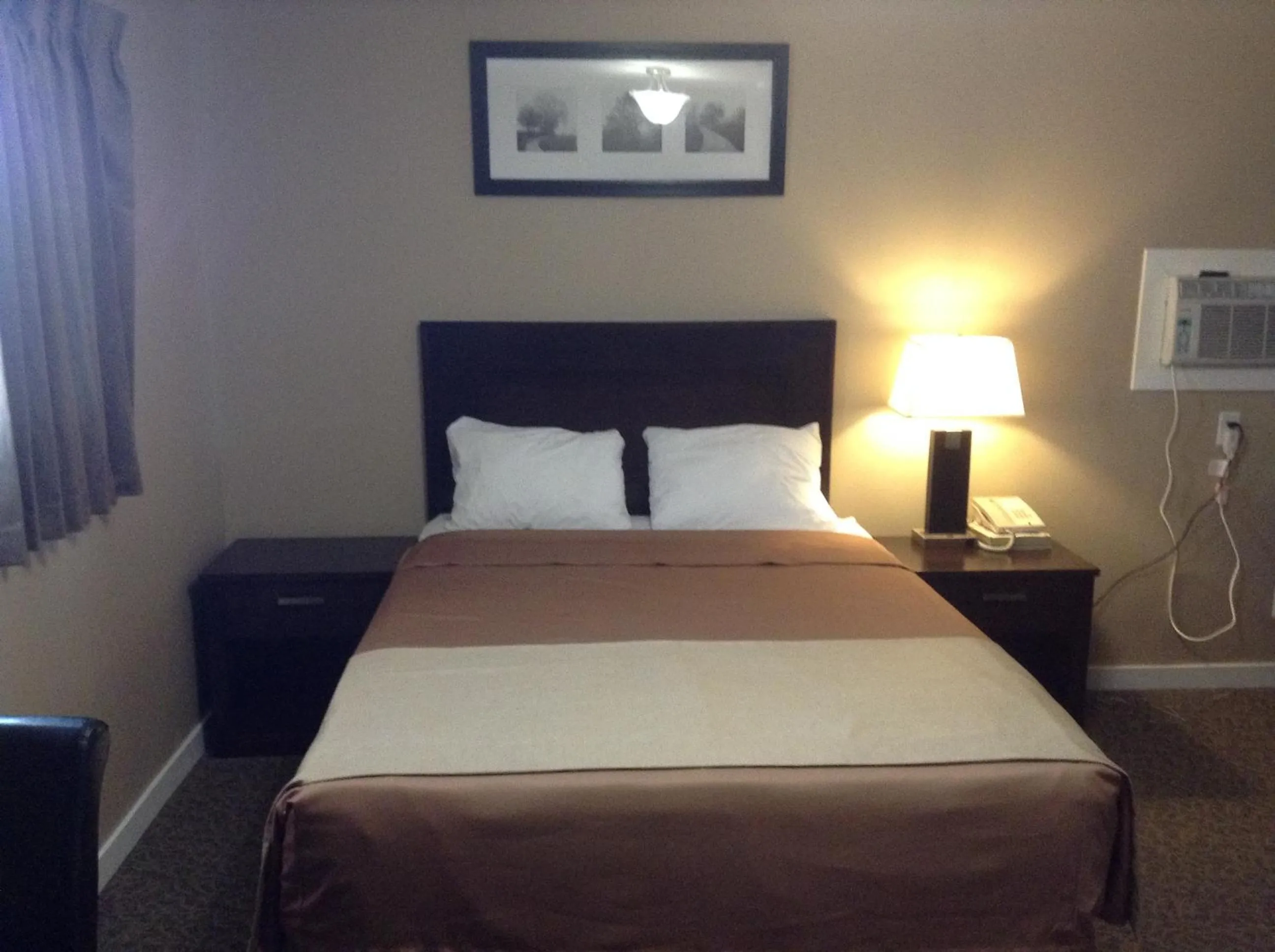 Bed in Sunrise Motel