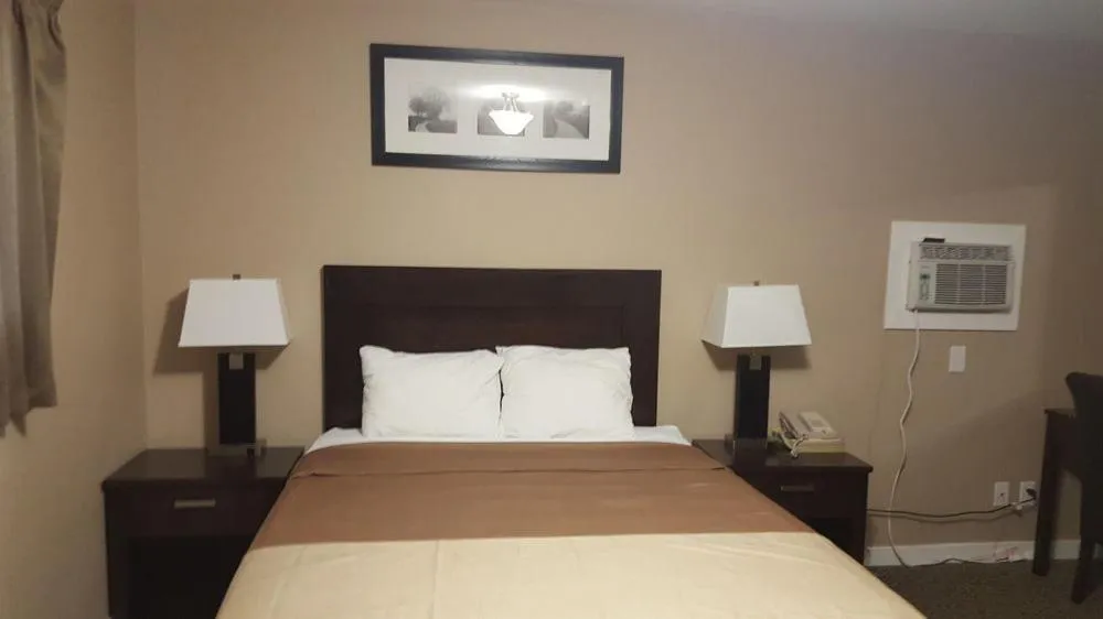 Bed in Sunrise Motel