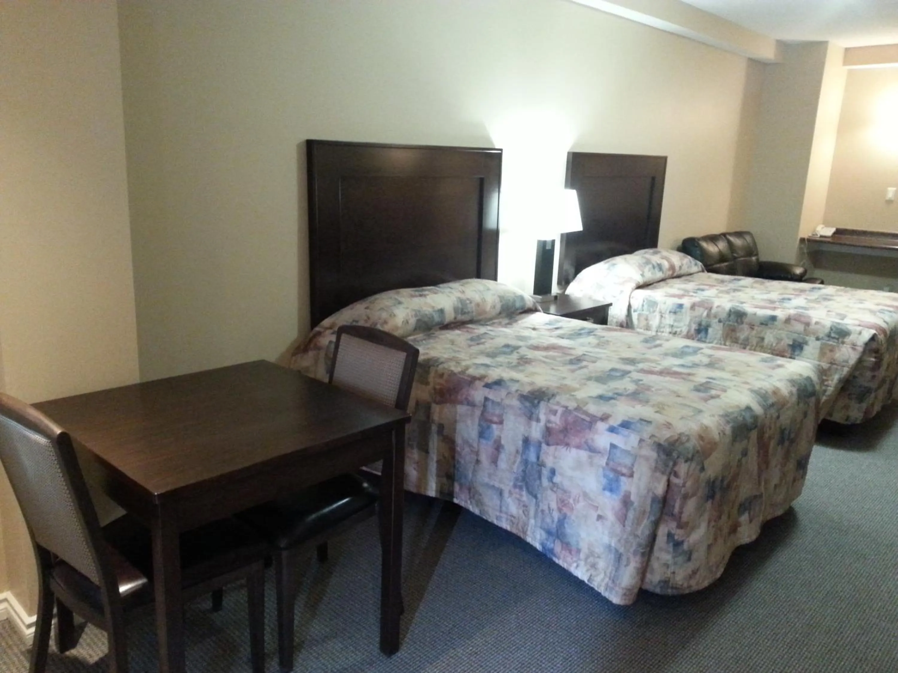 Dining area, Bed in Sunrise Motel