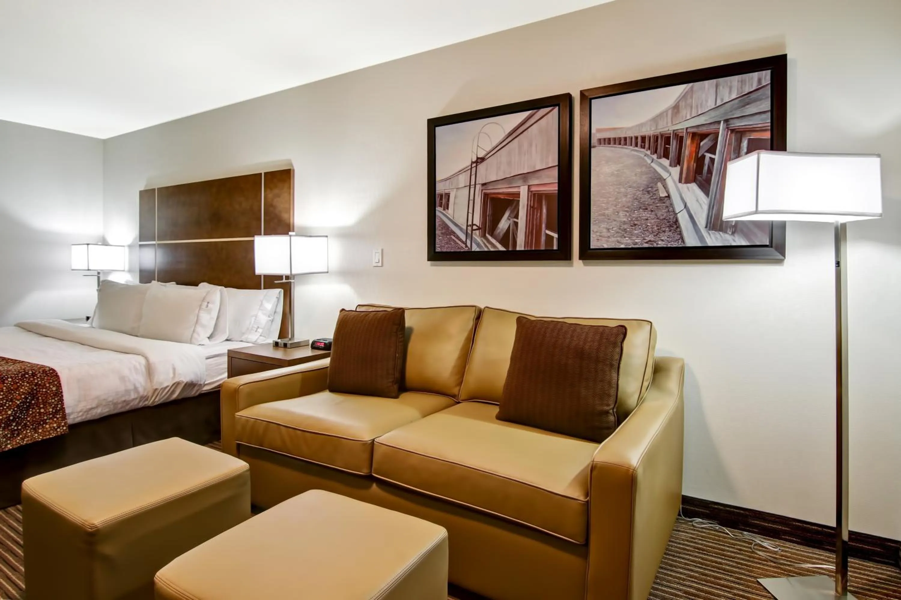 Seating area, Bed in Canalta Hanna