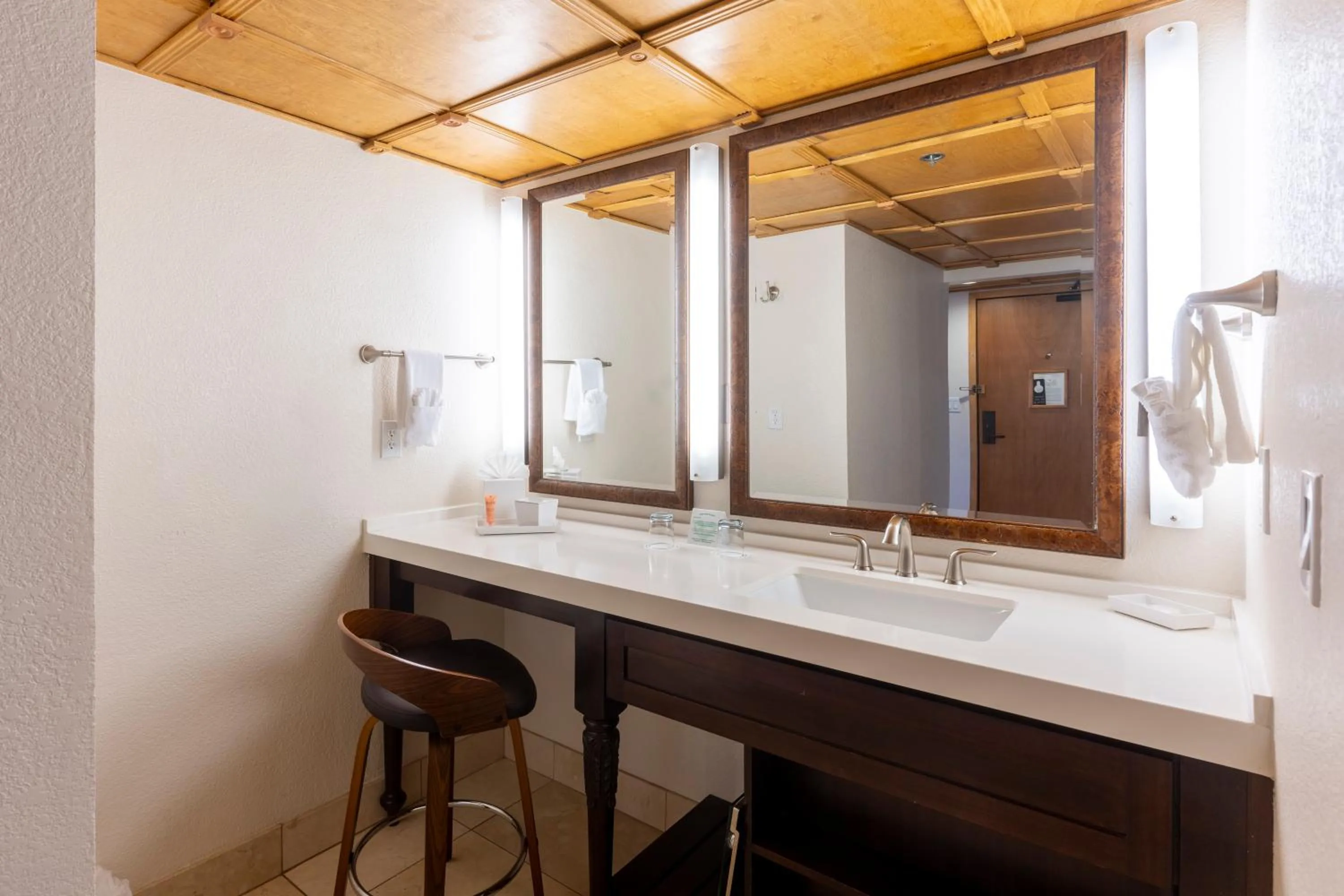 Pacific Terrace Hotel