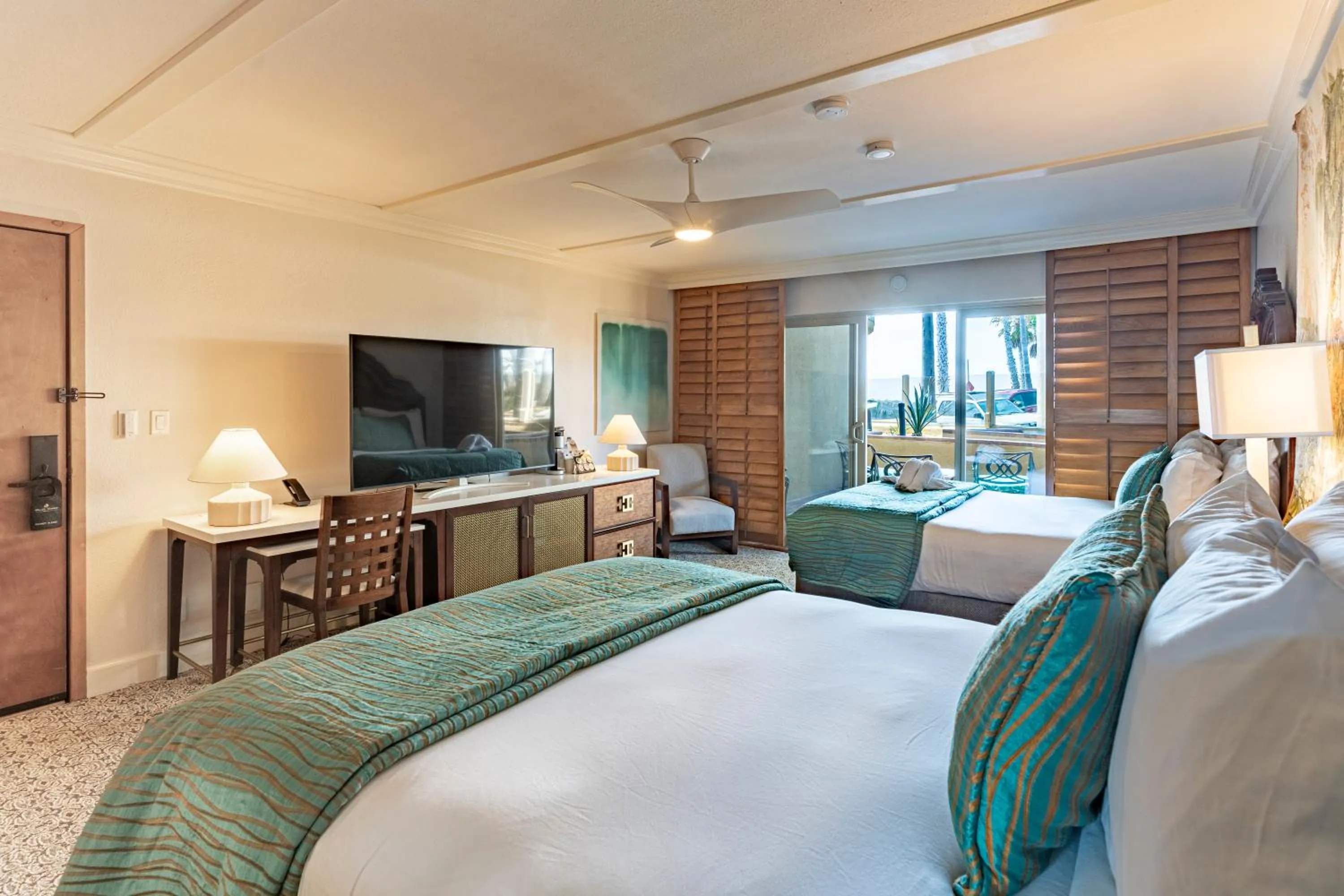 Bedroom, Bed in Pacific Terrace Hotel