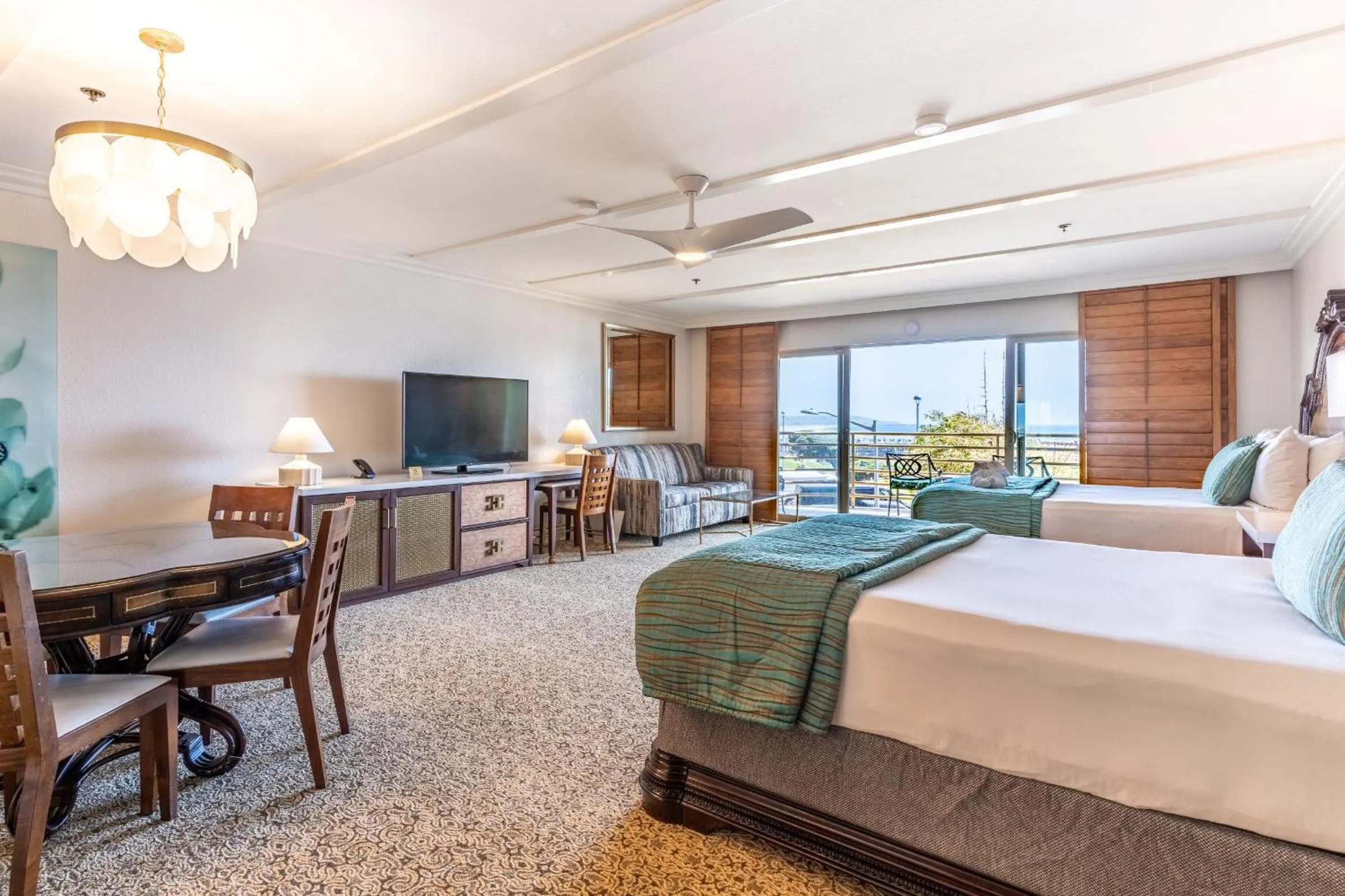 Photo of the whole room, Bed in Pacific Terrace Hotel