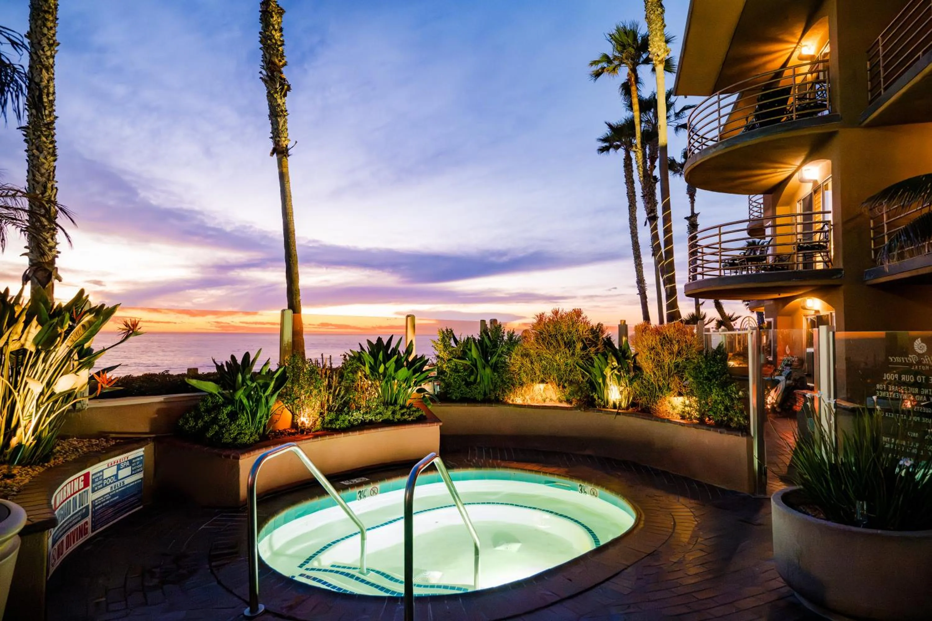 Hot Tub in Pacific Terrace Hotel