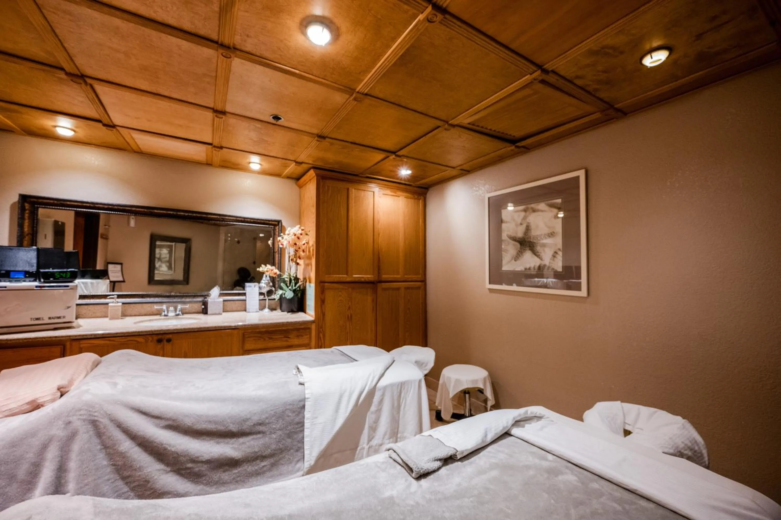 Massage, Bed in Pacific Terrace Hotel