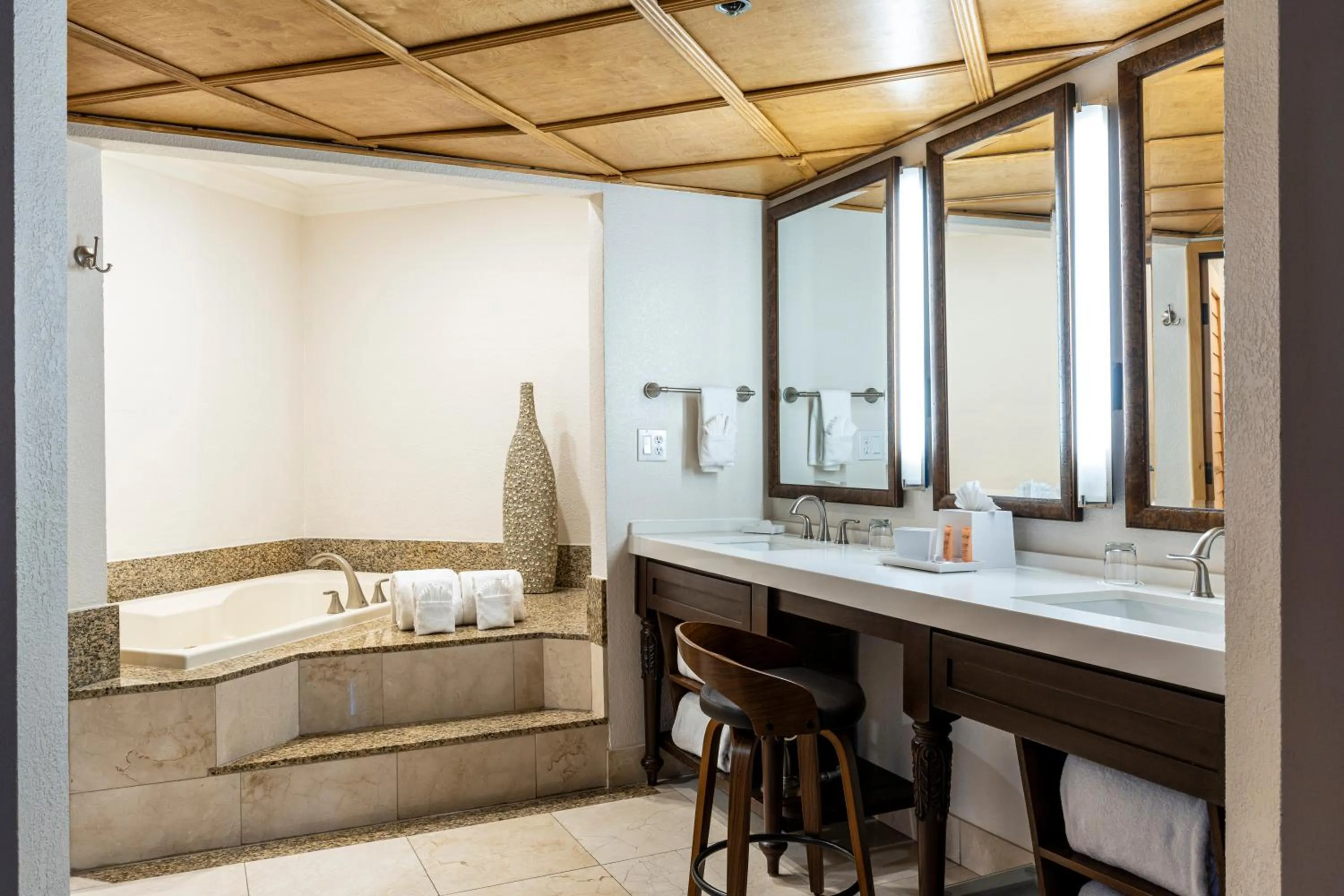 Pacific Terrace Hotel