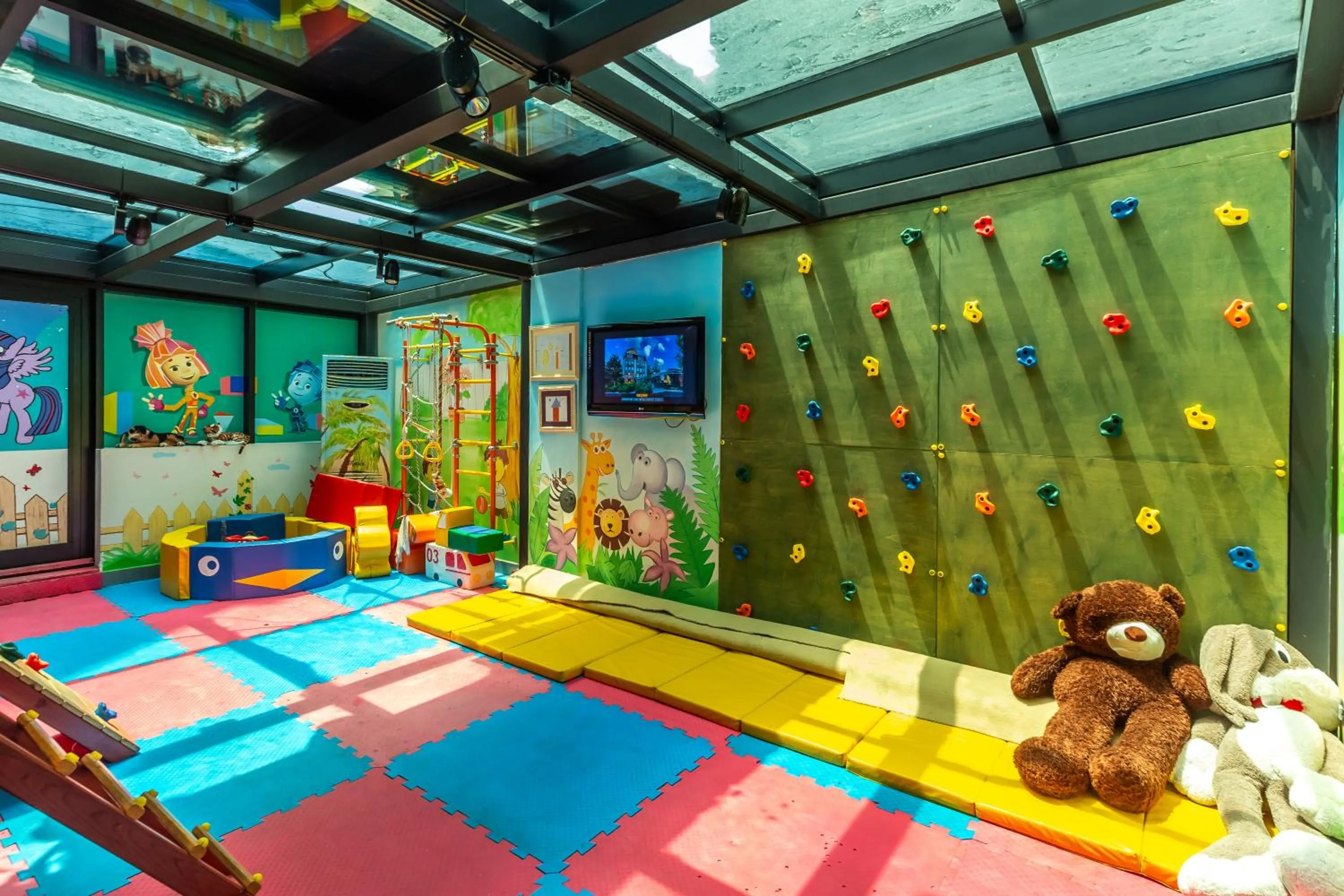 Communal lounge/ TV room in Ivy Garden Hotel Baku