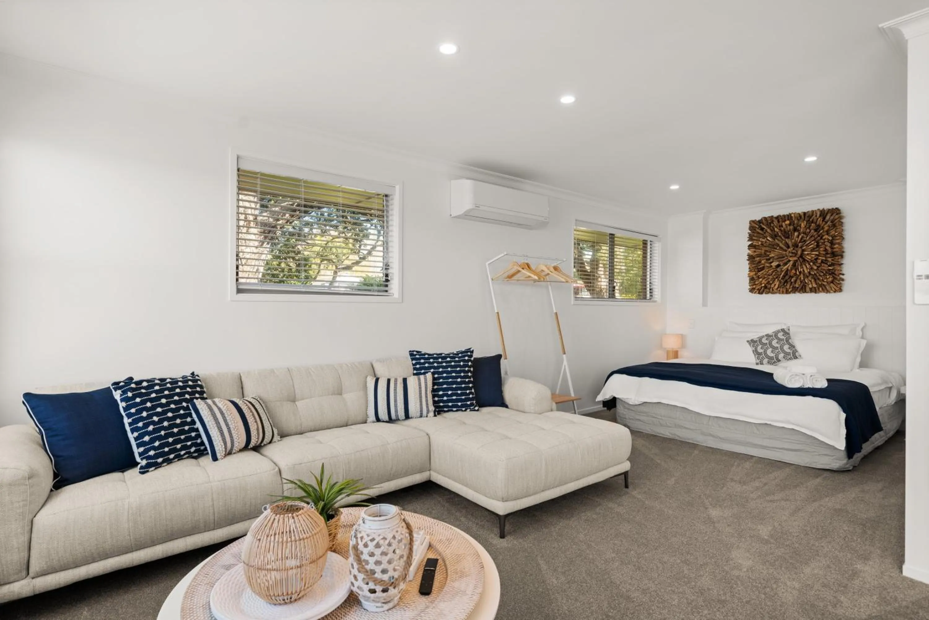 Deluxe One-Bedroom Apartment with Harbor View in Harbour View Motel and Waterfront Apartments